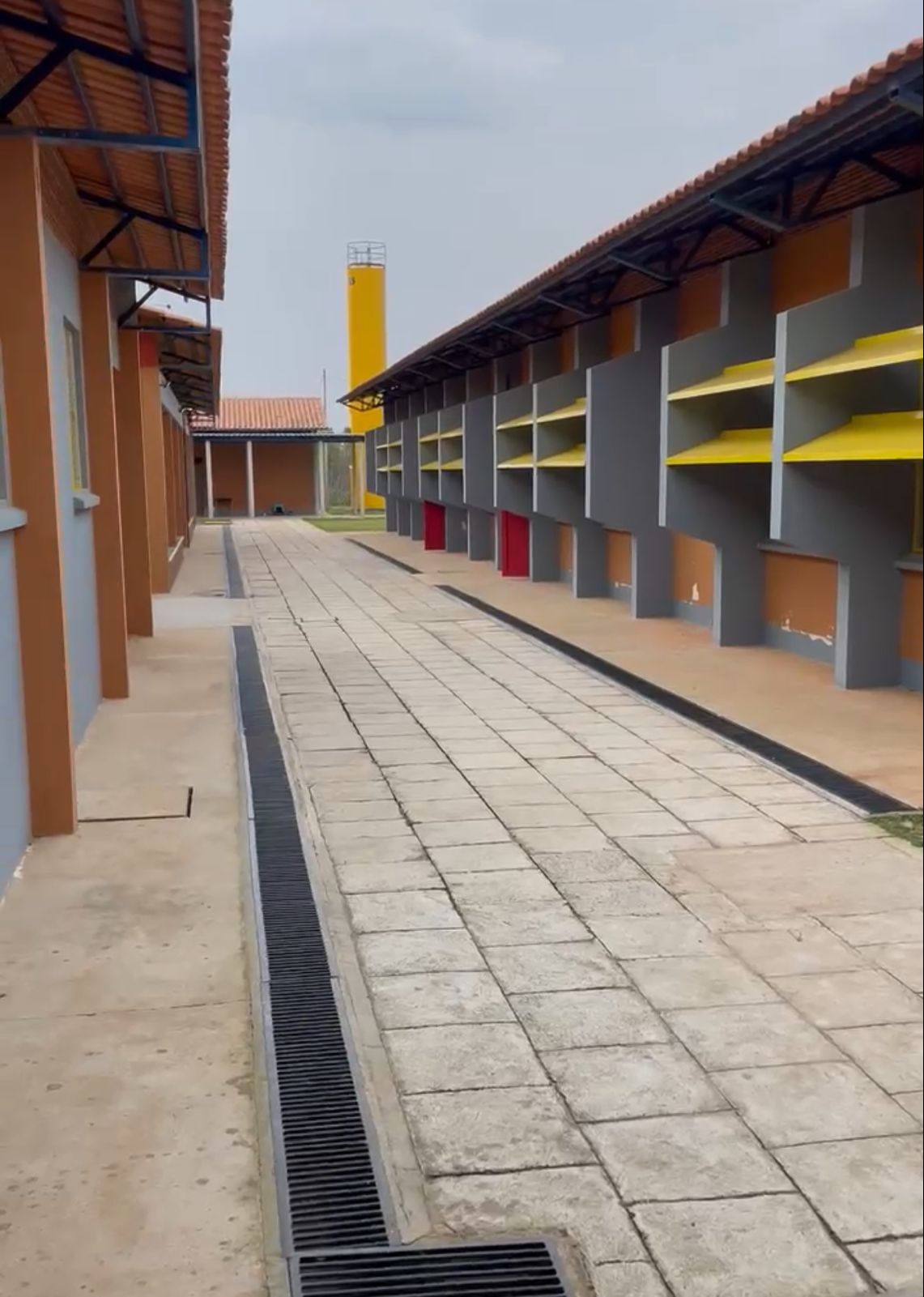 Artagão Júnior visita escola em Guamiranga e elogia estrutura de ensino