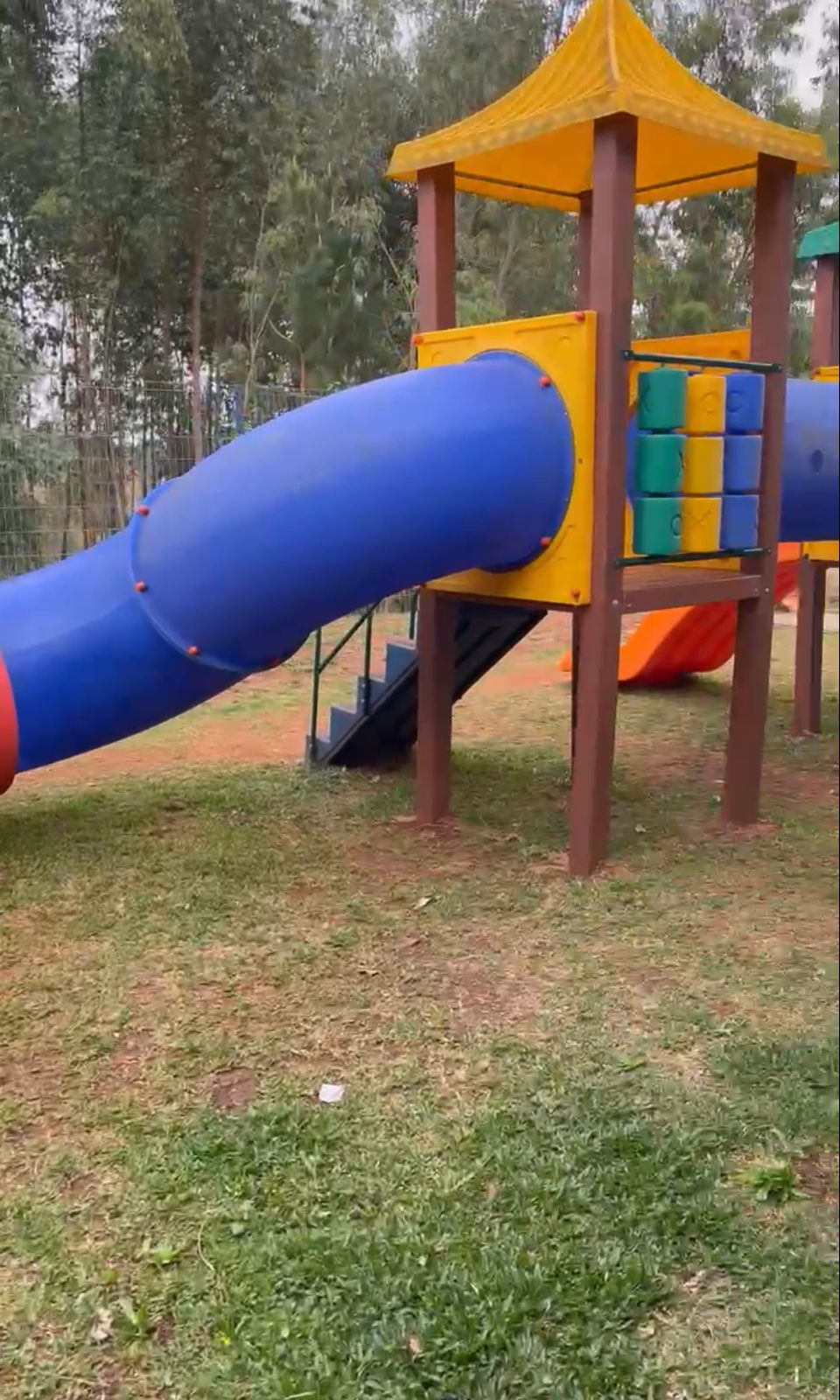 Artagão Júnior visita escola em Guamiranga e elogia estrutura de ensino