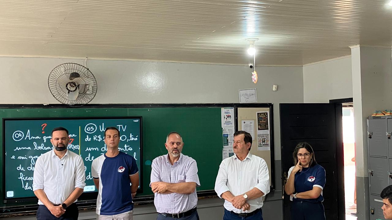 Artagão Júnior, prefeito Valdecir e secretário Roni acompanham obra que melhora salas de aula