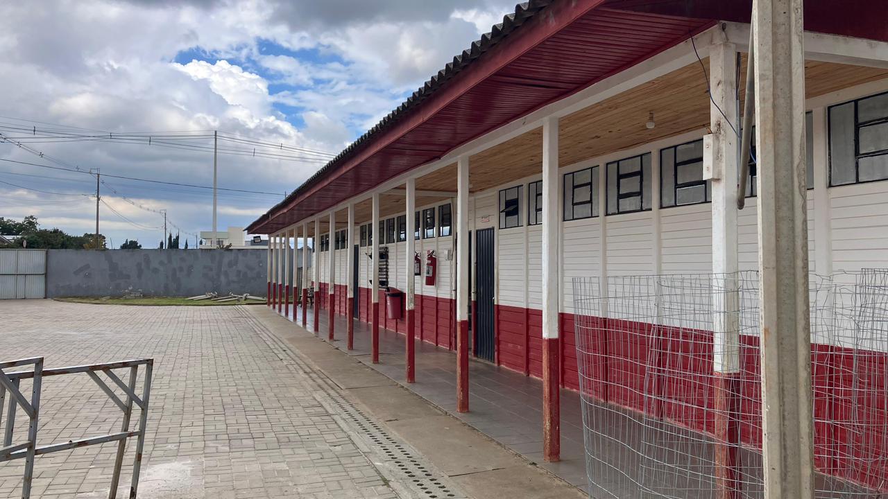 Artagão Júnior, prefeito Valdecir e secretário Roni acompanham obra que melhora salas de aula