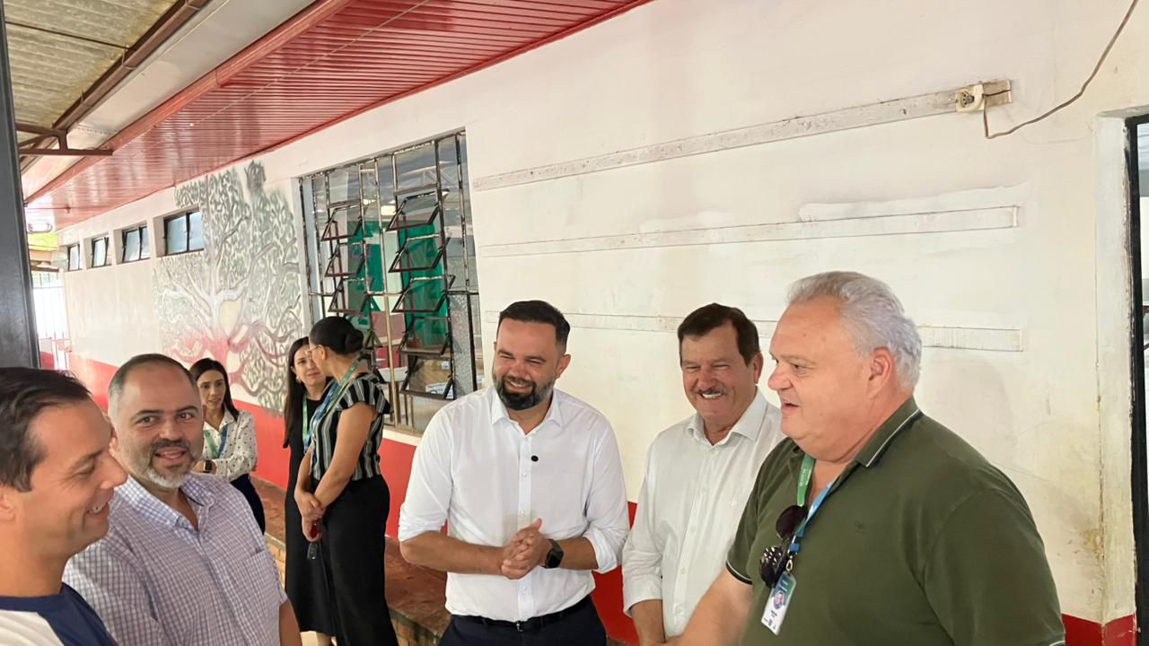 Artagão Júnior, prefeito Valdecir e secretário Roni acompanham obra que melhora salas de aula