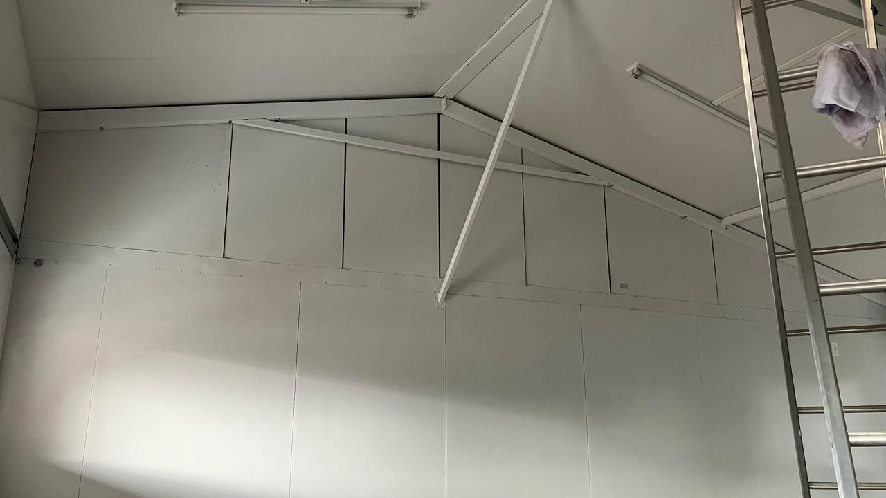 Artagão Júnior, prefeito Valdecir e secretário Roni acompanham obra que melhora salas de aula