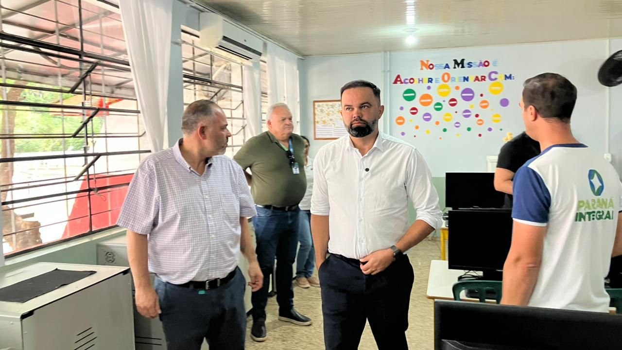 Artagão Júnior, prefeito Valdecir e secretário Roni acompanham obra que melhora salas de aula