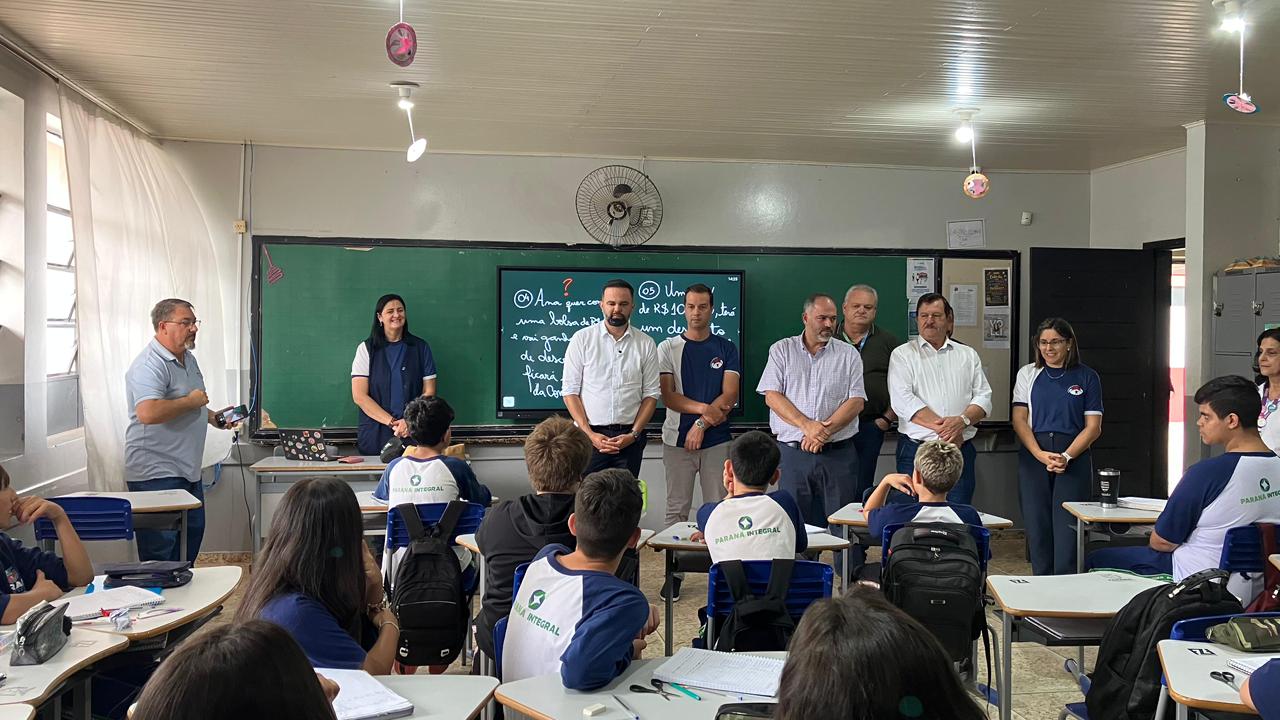 Artagão Júnior, prefeito Valdecir e secretário Roni acompanham obra que melhora salas de aula