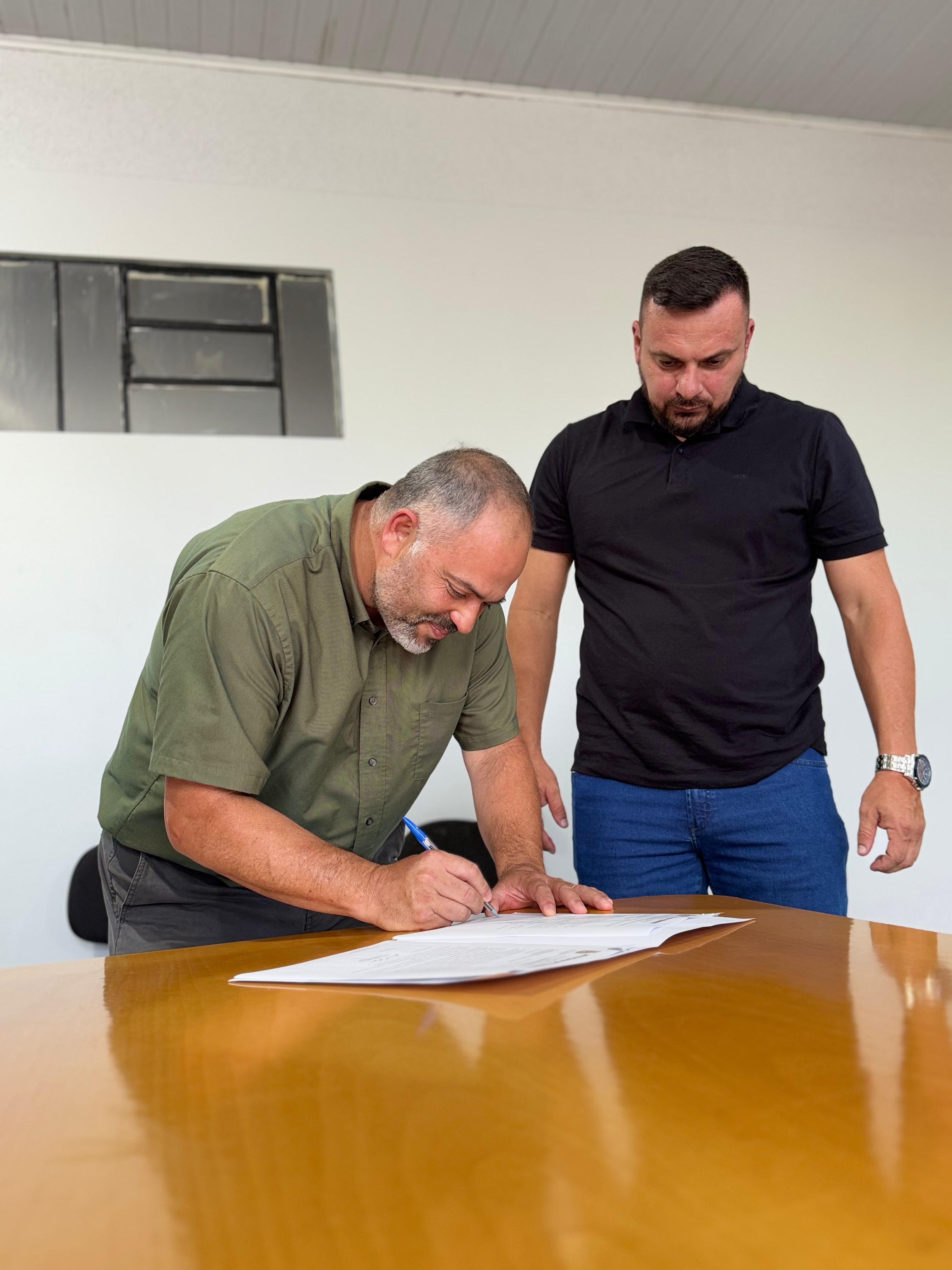 Artagão Júnior discute estratégias de desenvolvimento com o prefeito de Virmond, Fernando