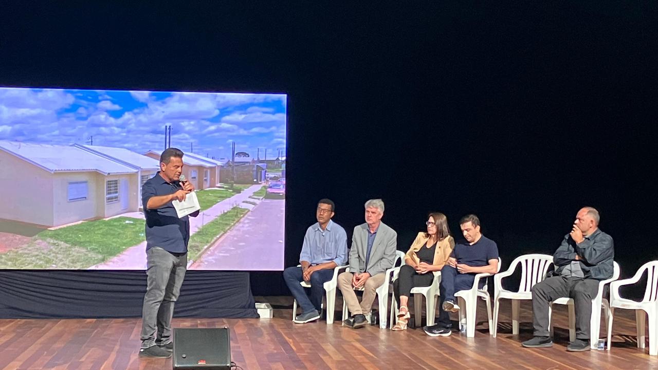 Artagão Júnior participa da entrega de 99 casas do Programa Vida Digna II em Guarapuava