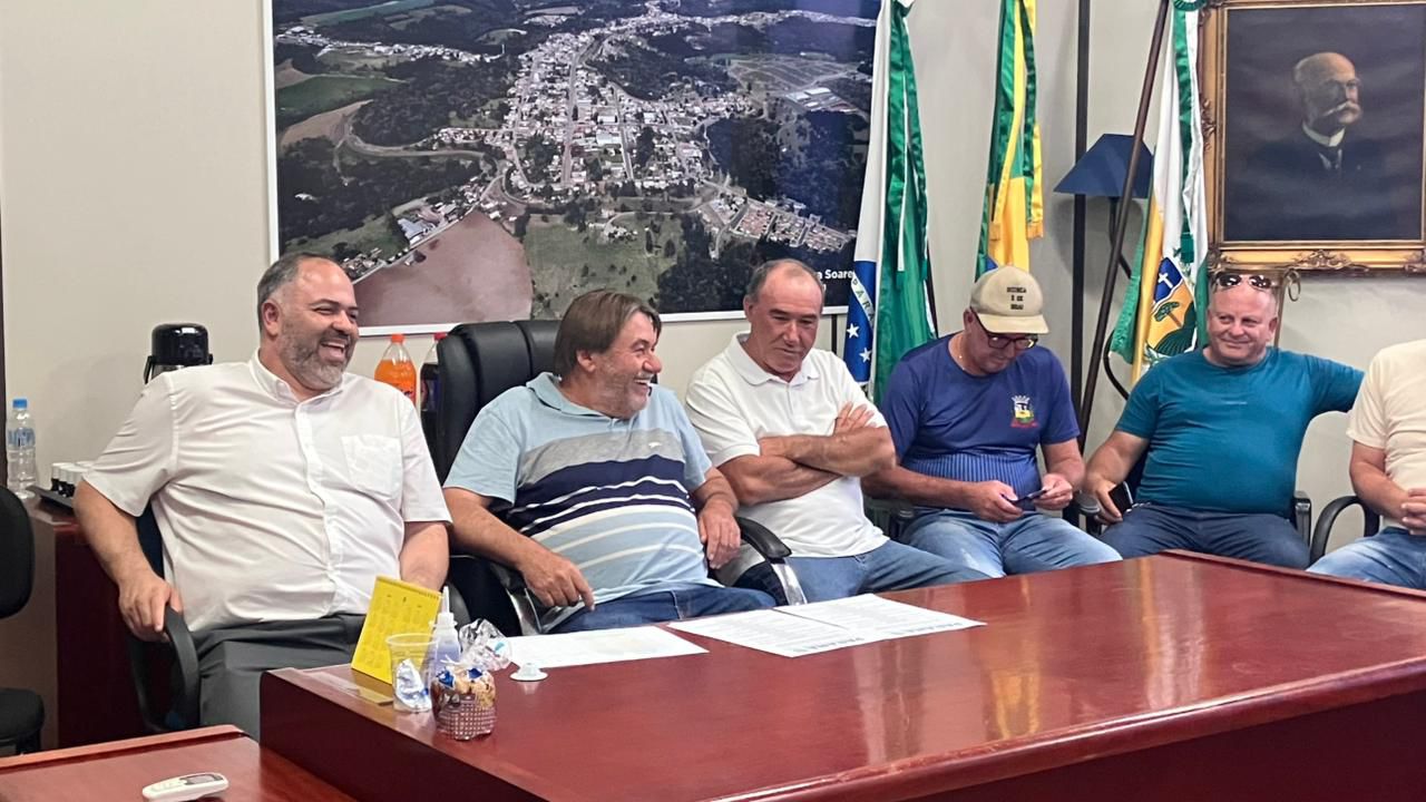 Artagão Júnior participa da assinatura de convênios de asfalto rural para Teixeira Soares