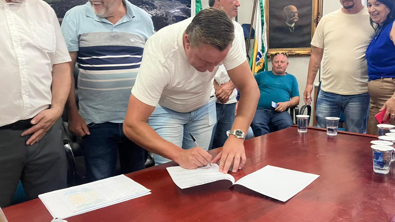 Artagão Júnior participa da assinatura de convênios de asfalto rural para Teixeira Soares