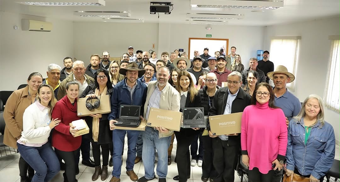 Artagão Júnior participa da entrega de Kit de Tecnologia para a Escola Municipal Água Verde