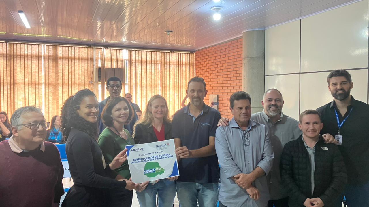 Artagão Júnior participa de entrega de selo SUSAF a queijaria de Guarapuava