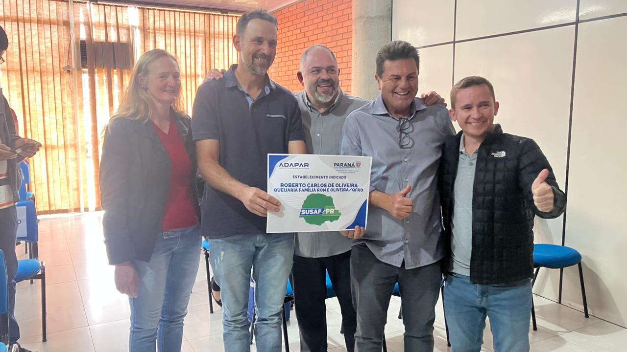 Artagão Júnior participa de entrega de selo SUSAF a queijaria de Guarapuava