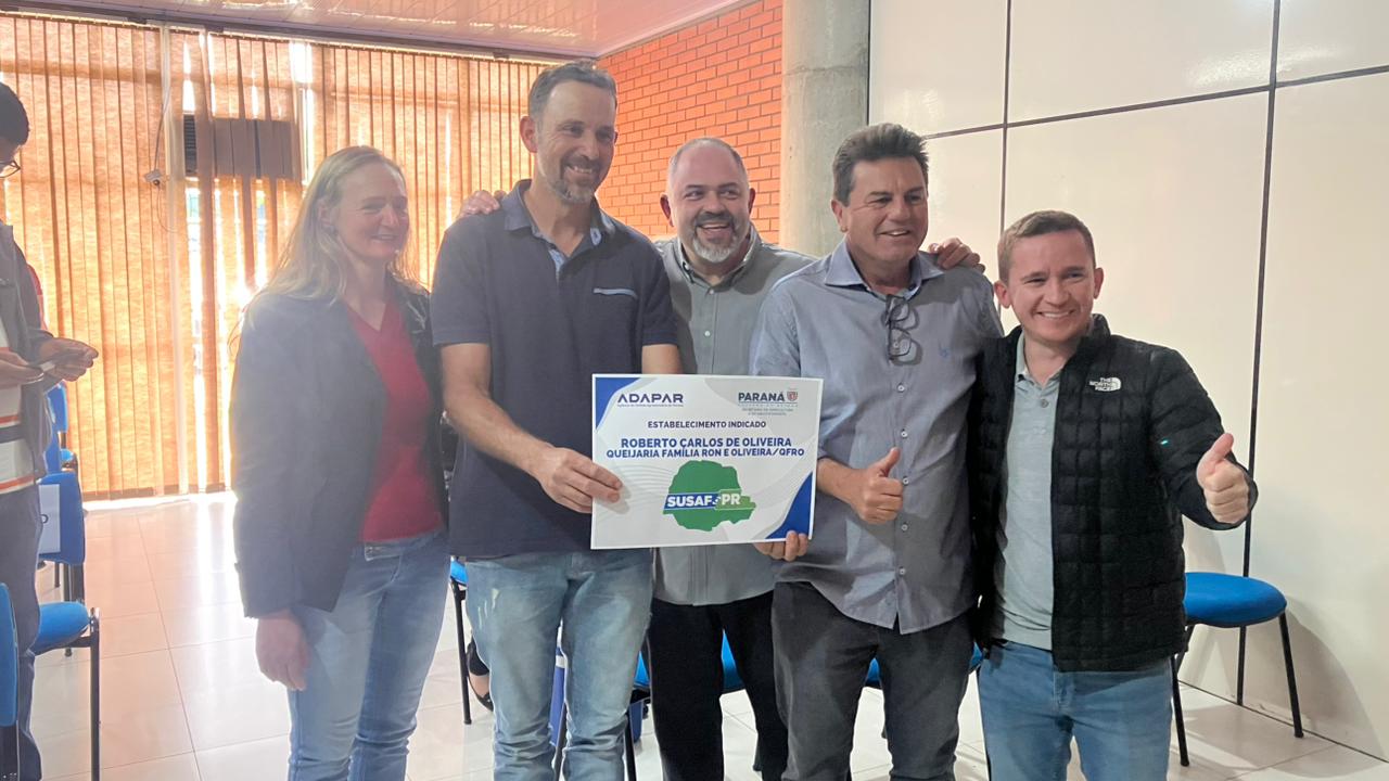 Artagão Júnior participa de entrega de selo SUSAF a queijaria de Guarapuava