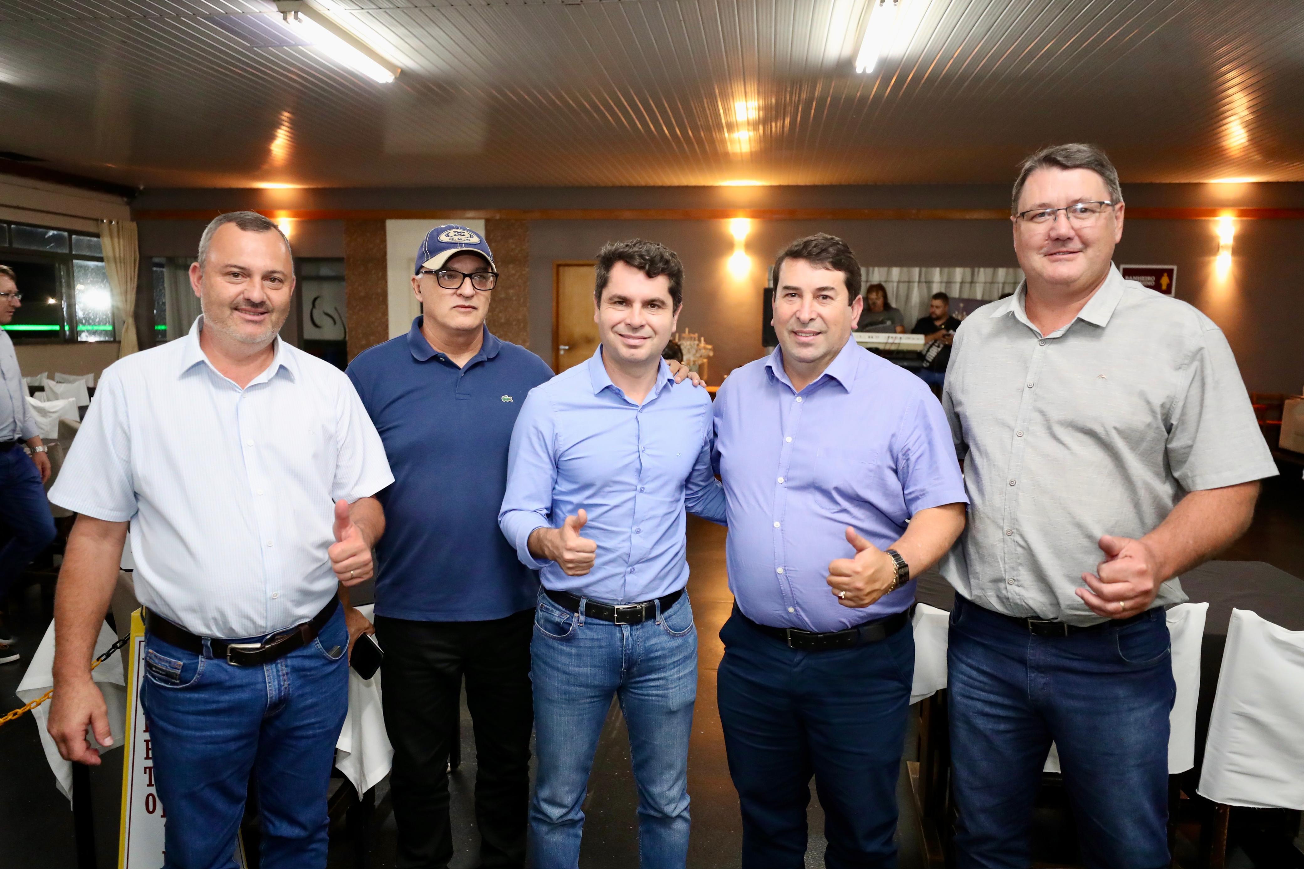 Artagão Júnior e Alexandre Curi se reúnem com prefeitos do Paraná para tratar de investimentos e eme