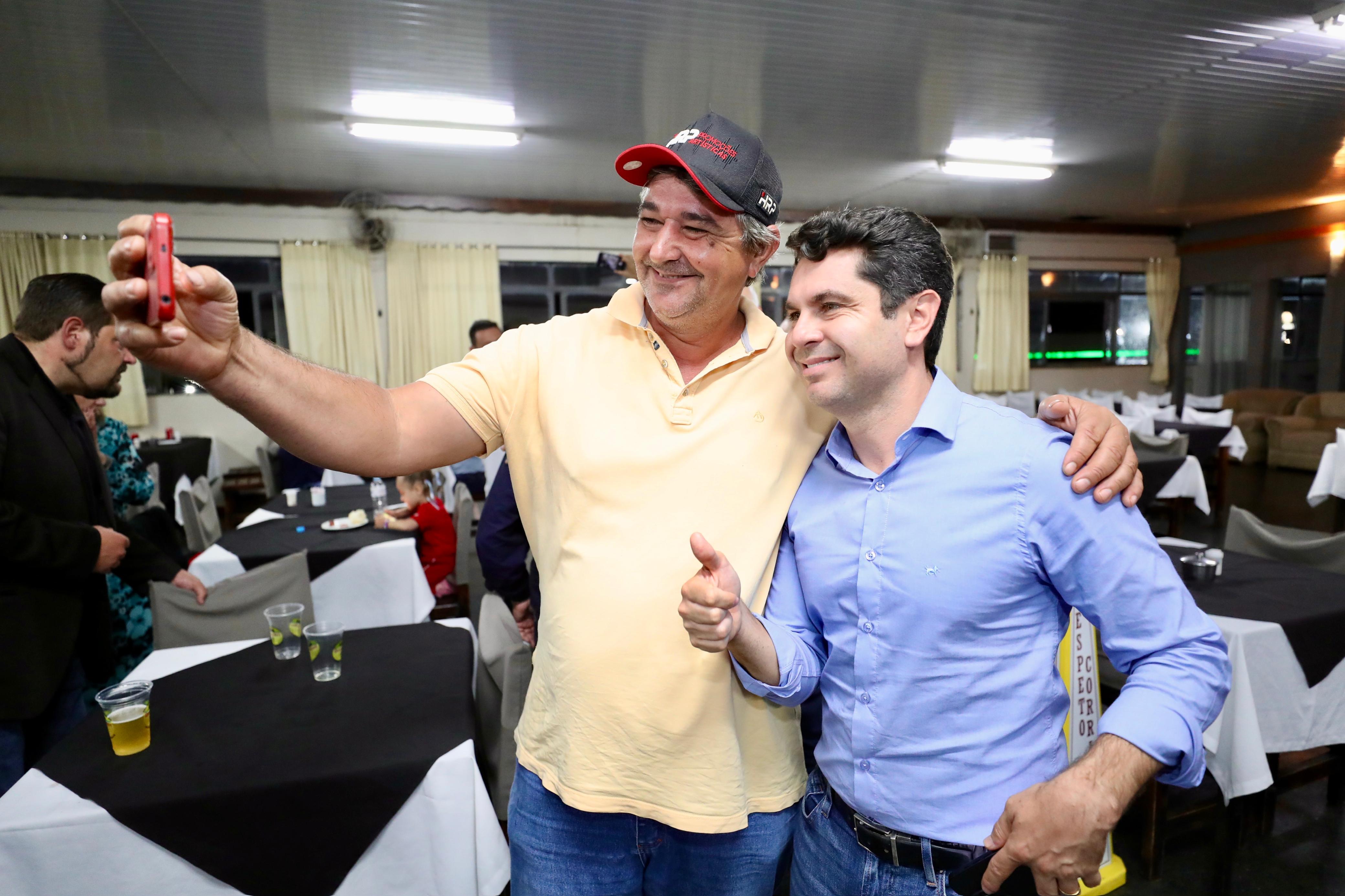 Artagão Júnior e Alexandre Curi se reúnem com prefeitos do Paraná para tratar de investimentos e eme