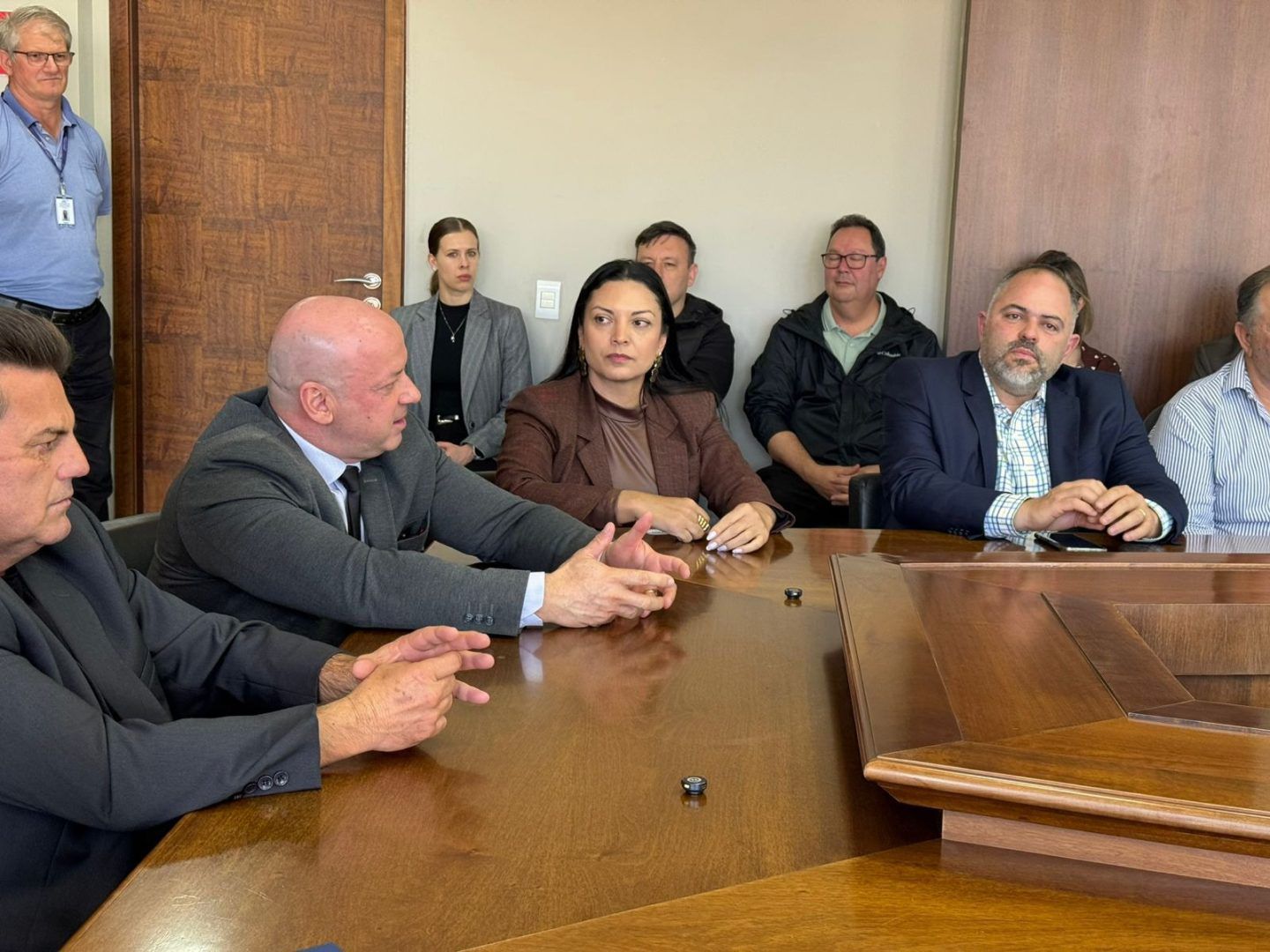 Artagão Júnior participa de reunião com o Ministério Público e o secretariado municipal em Guarapuav