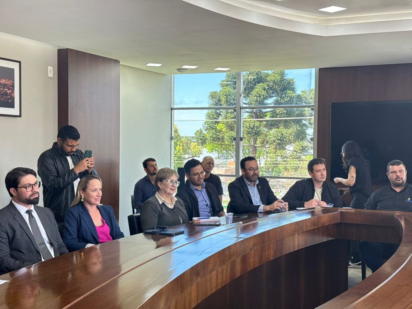 Artagão Júnior participa de reunião com o Ministério Público e o secretariado municipal em Guarapuav
