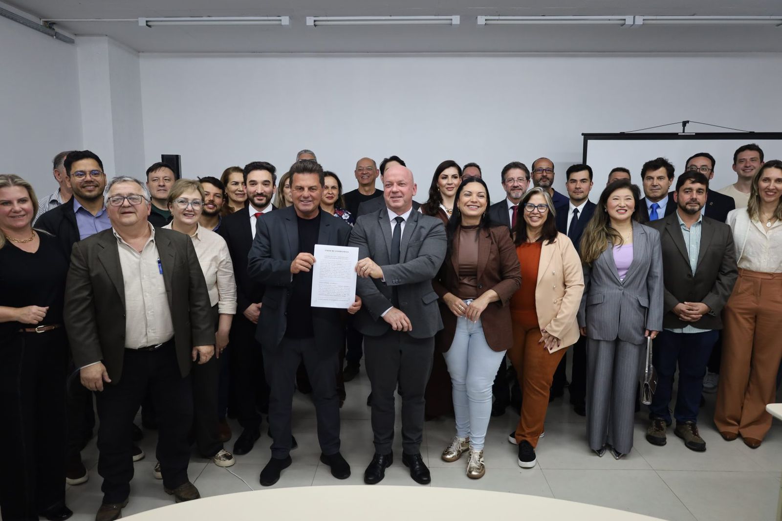 Artagão Júnior participa de reunião com o Ministério Público e o secretariado municipal em Guarapuav