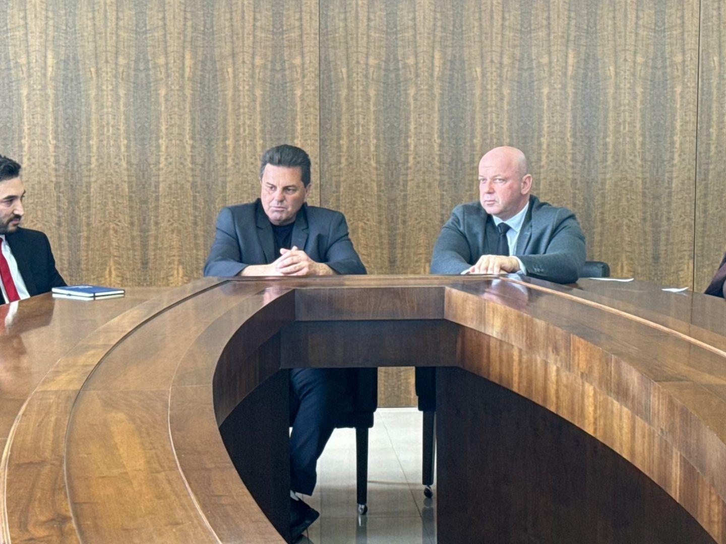 Artagão Júnior participa de reunião com o Ministério Público e o secretariado municipal em Guarapuav