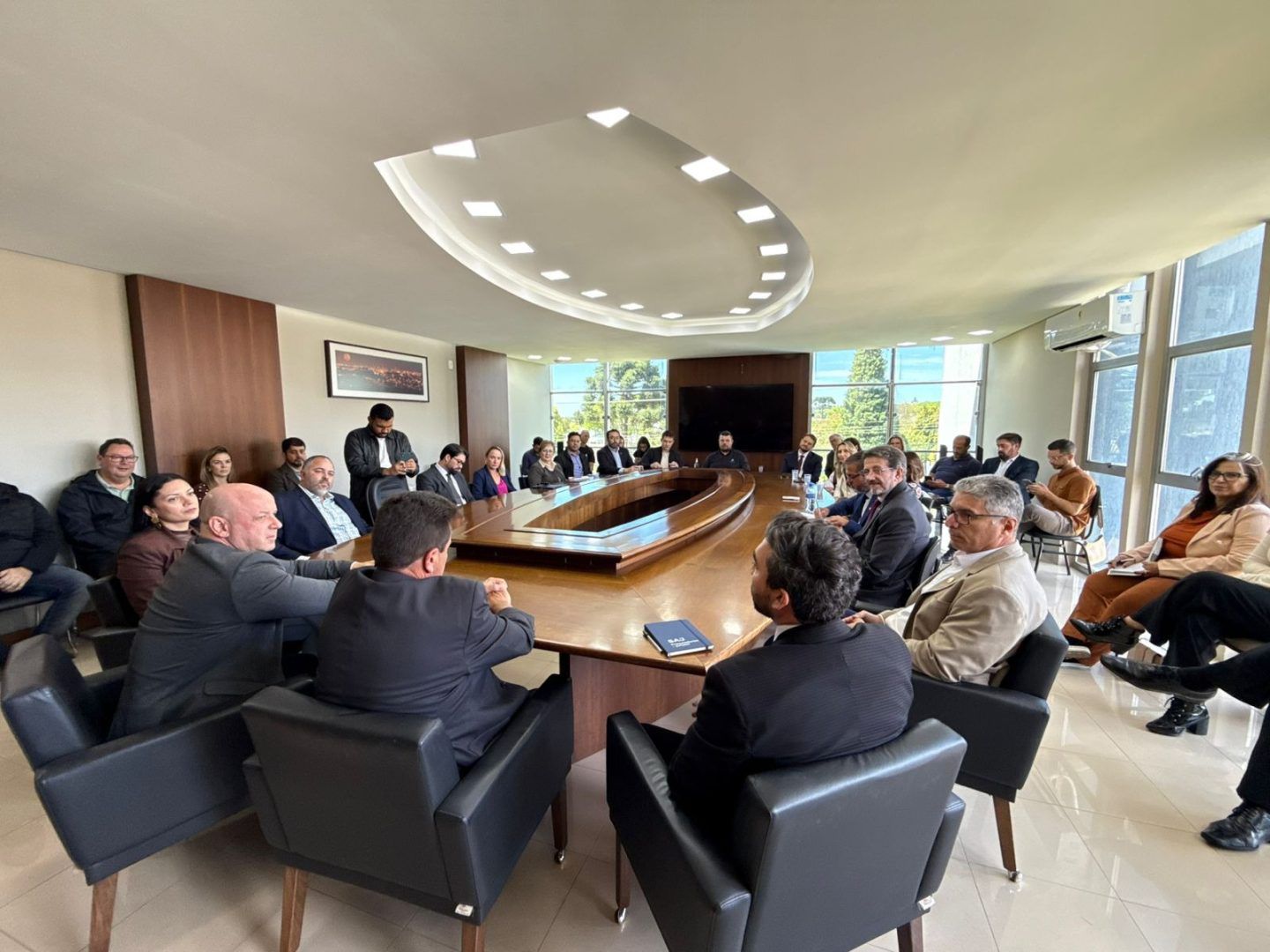Artagão Júnior participa de reunião com o Ministério Público e o secretariado municipal em Guarapuav