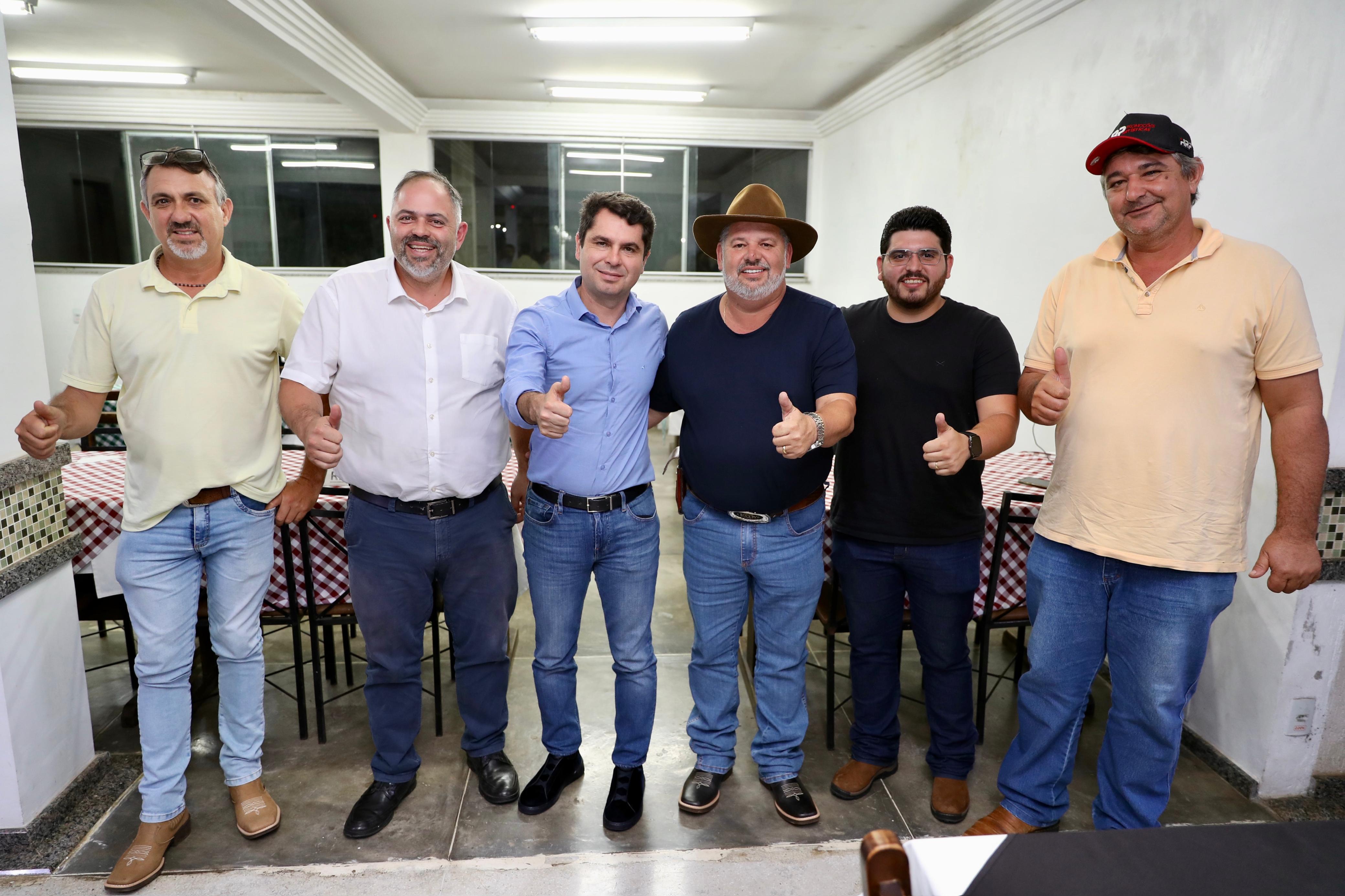 Artagão Júnior e Alexandre Curi se reúnem com prefeitos do Paraná para tratar de investimentos e eme