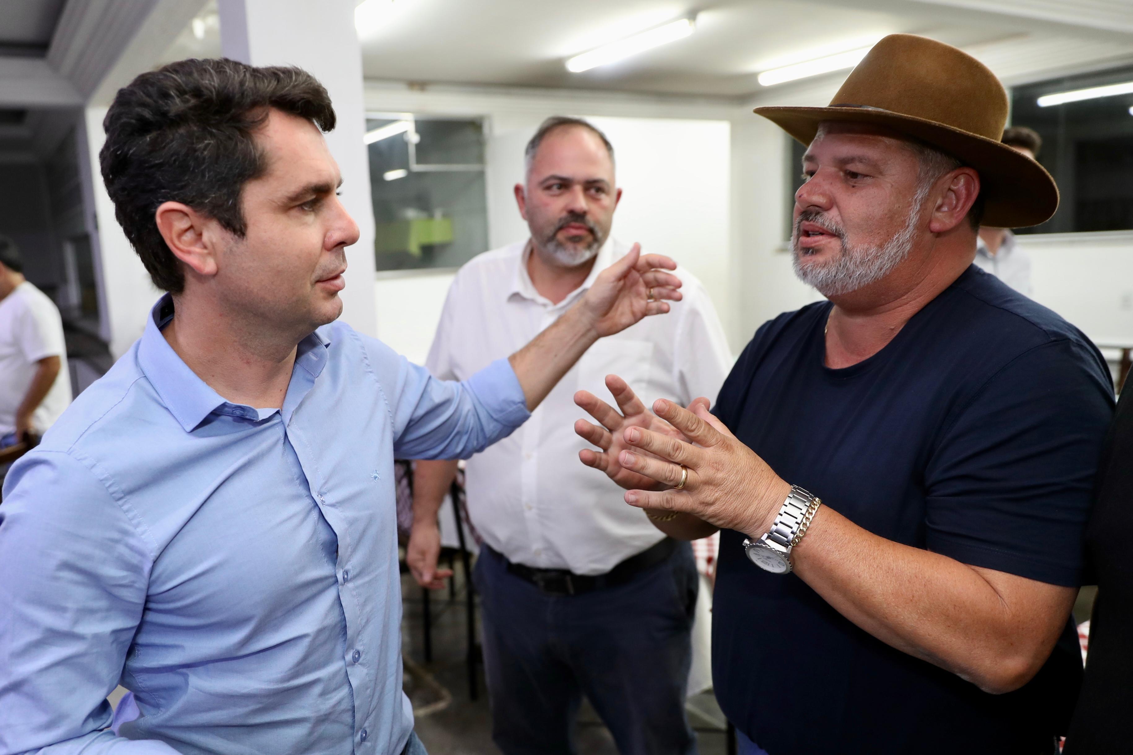 Artagão Júnior e Alexandre Curi se reúnem com prefeitos do Paraná para tratar de investimentos e eme
