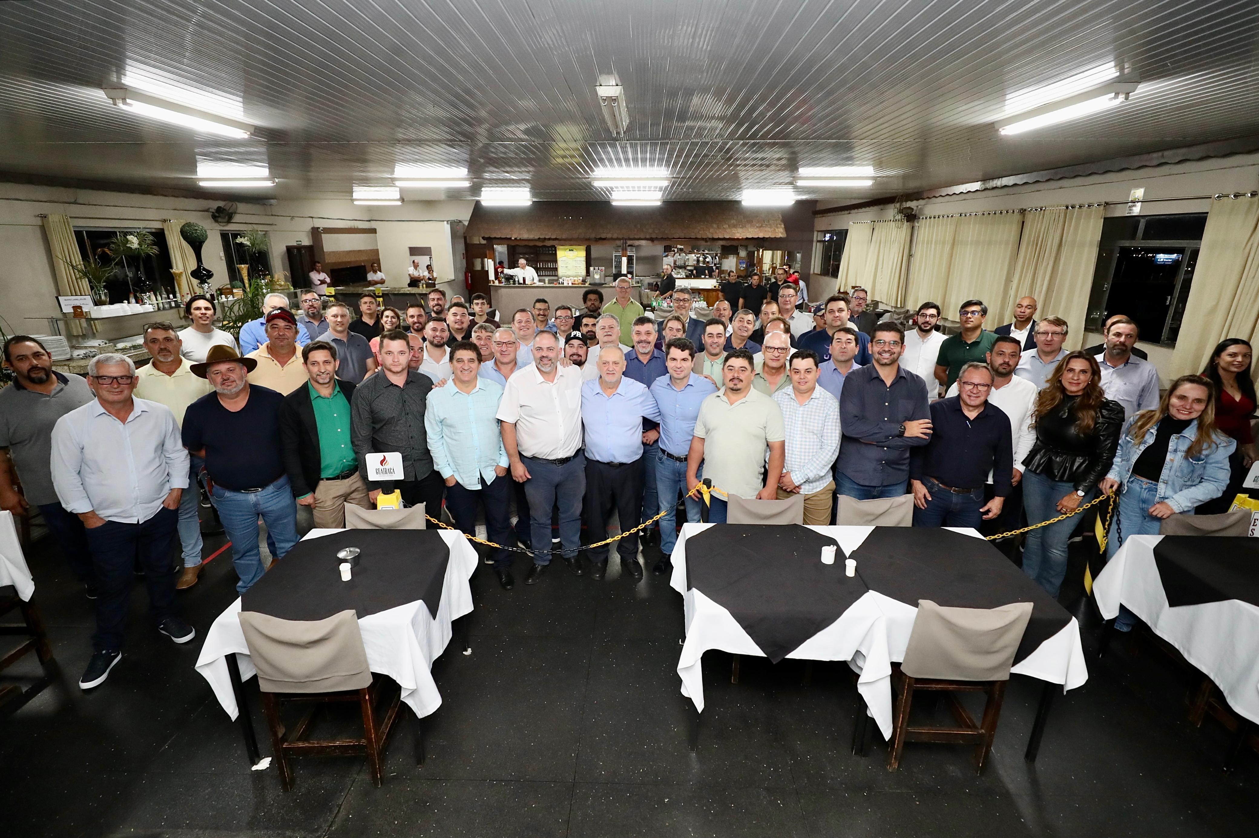 Artagão Júnior e Alexandre Curi se reúnem com prefeitos do Paraná para tratar de investimentos e eme