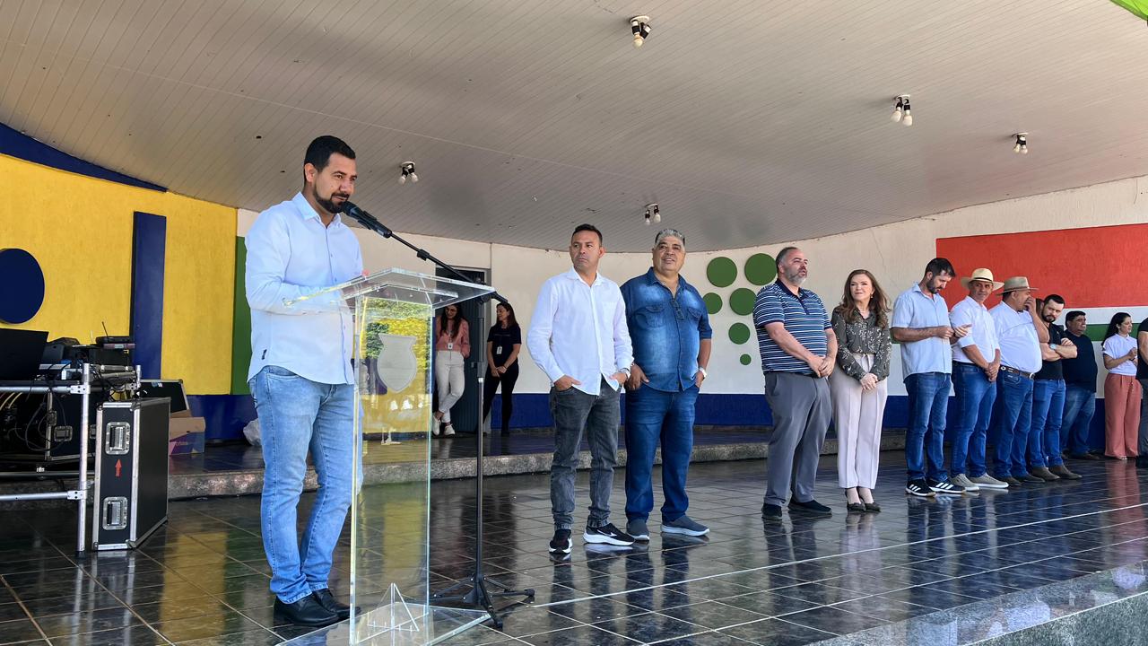 Artagão Júnior participa da entrega de ônibus do programa Cuida Mais Paraná em Laranjeiras do Sul