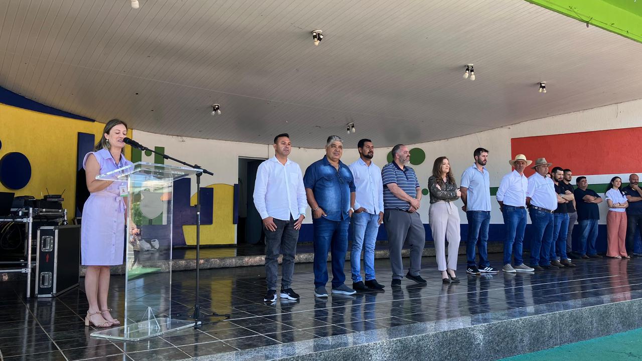 Artagão Júnior participa da entrega de ônibus do programa Cuida Mais Paraná em Laranjeiras do Sul