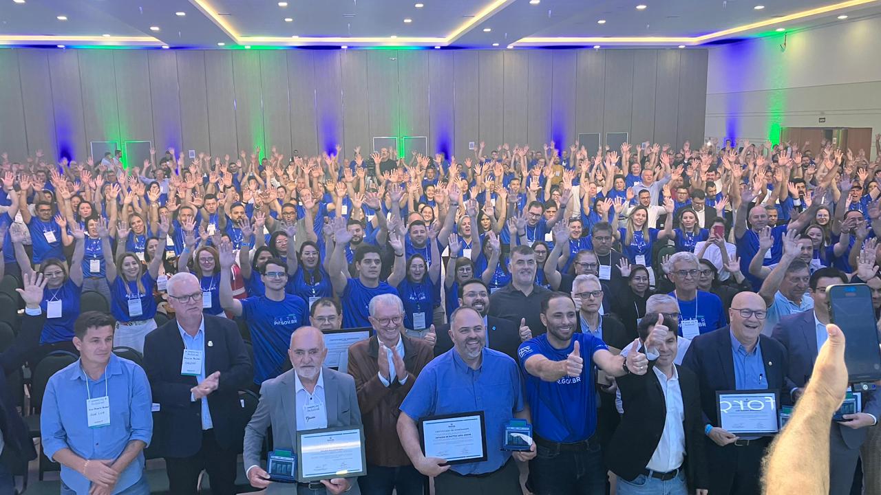 Artagão Júnior é homenageado no evento estadual "Protagonistas do Trabalho" em Foz do Iguaçu