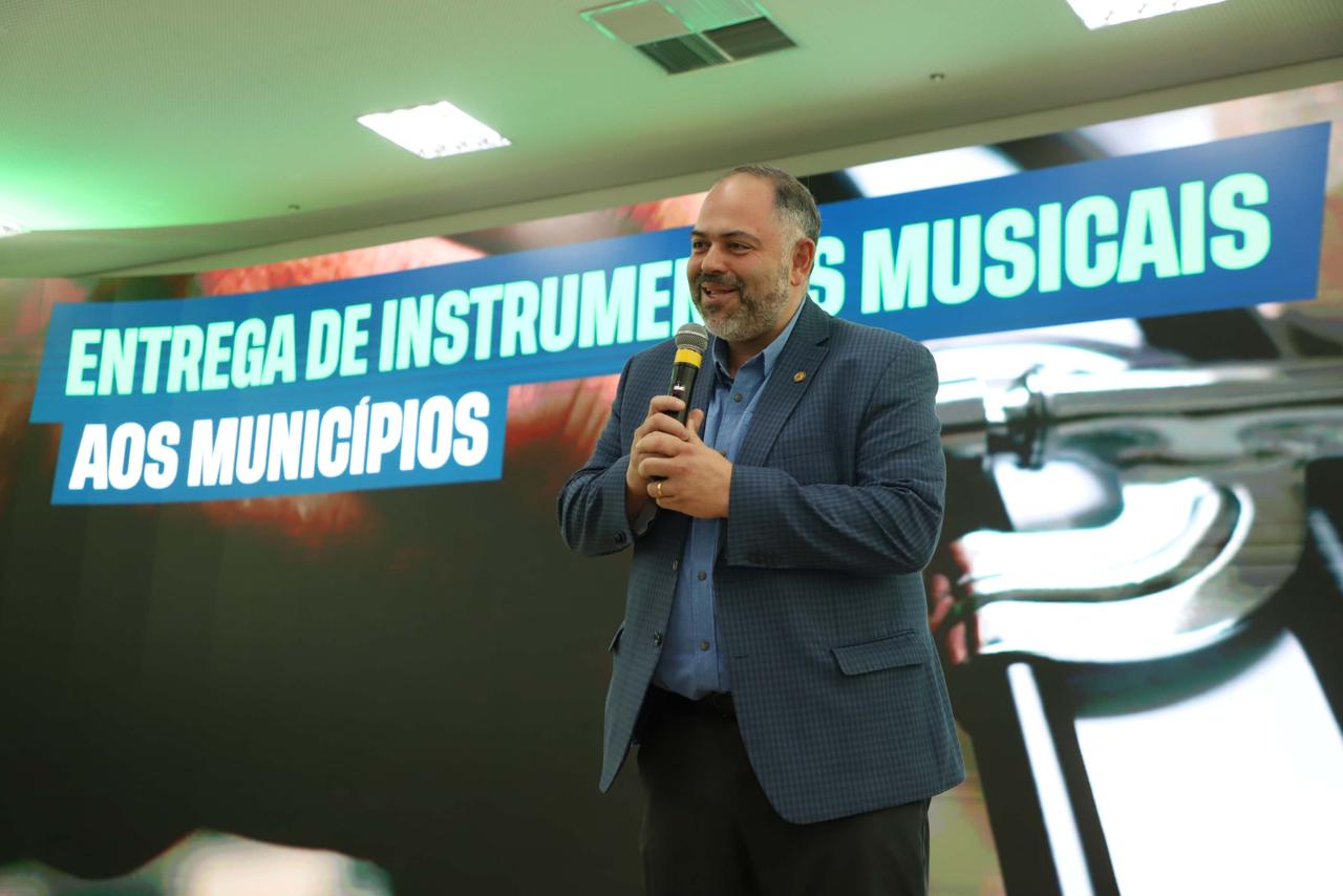 Artagão Júnior participa da entrega de instrumentos musicais e do anúncio de R$ 100 milhões à Cultur