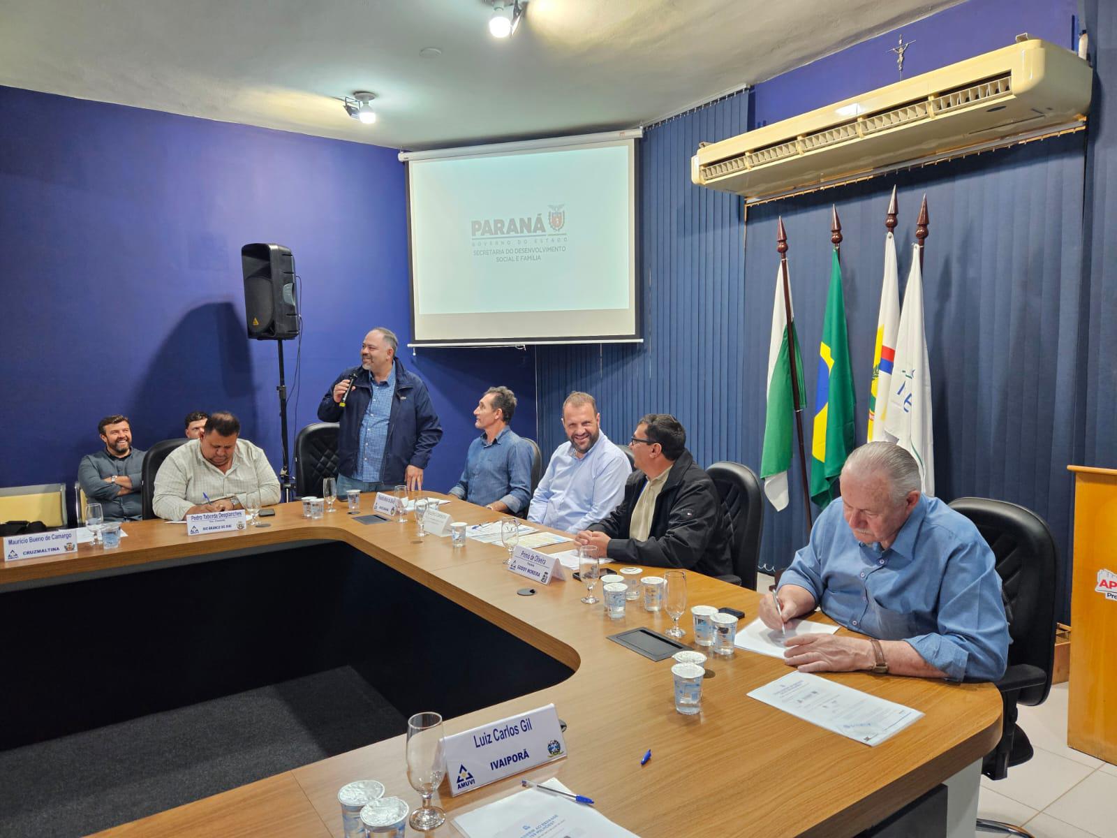 Artagão Júnior participa de reunião da AMUVI e destaca repasse de R$ 10,1 milhões para juventude