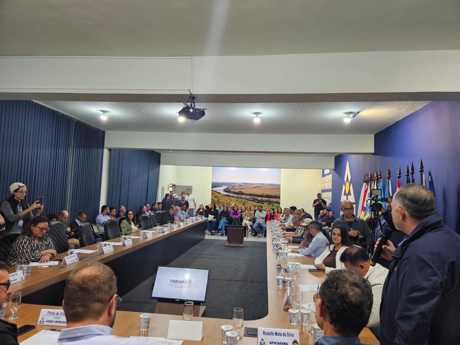 Artagão Júnior participa de reunião da AMUVI e destaca repasse de R$ 10,1 milhões para juventude