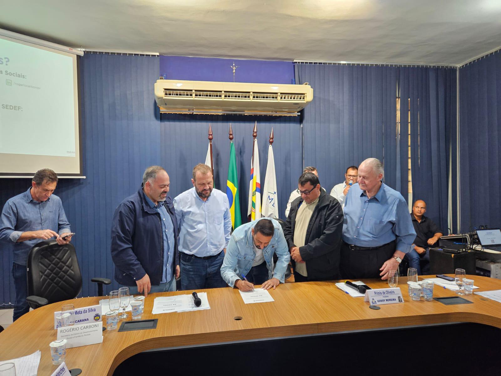 Artagão Júnior participa de reunião da AMUVI e destaca repasse de R$ 10,1 milhões para juventude