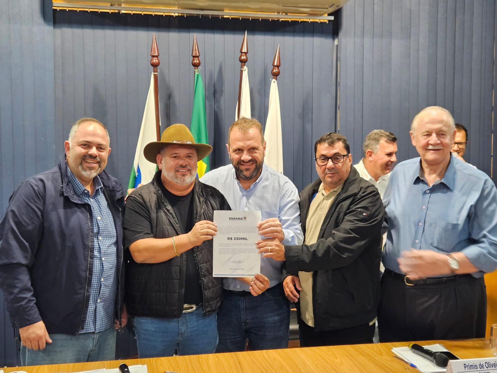 Artagão Júnior participa de reunião da AMUVI e destaca repasse de R$ 10,1 milhões para juventude