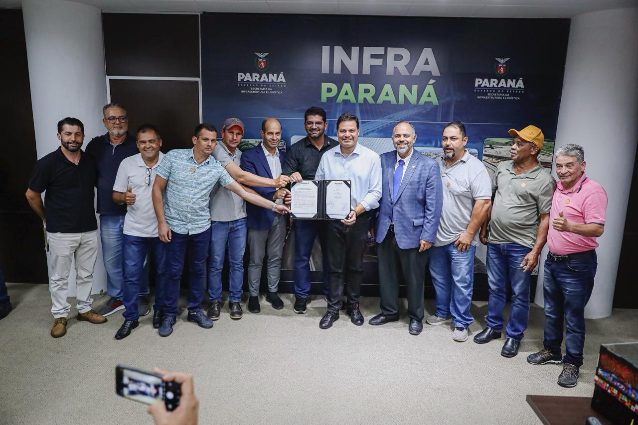 Artagão Júnior participa da assinatura para construção da ponte entre Jardim Alegre e Grandes Rios
