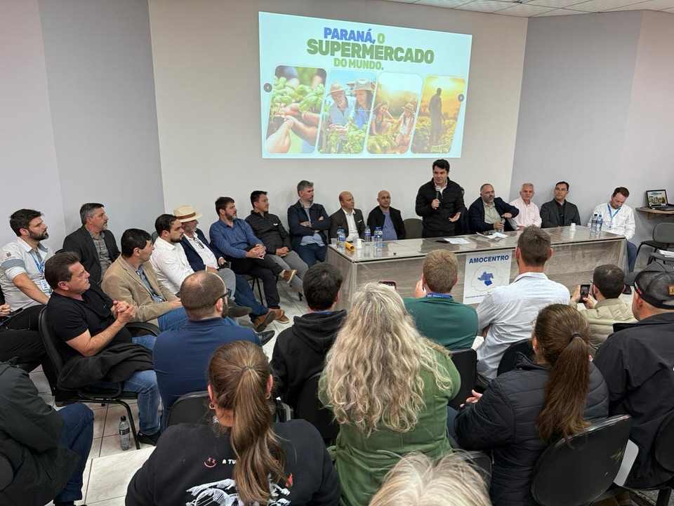Artagão Júnior participa de ato na Amocentro que formaliza recursos para pavimentação e maquinários