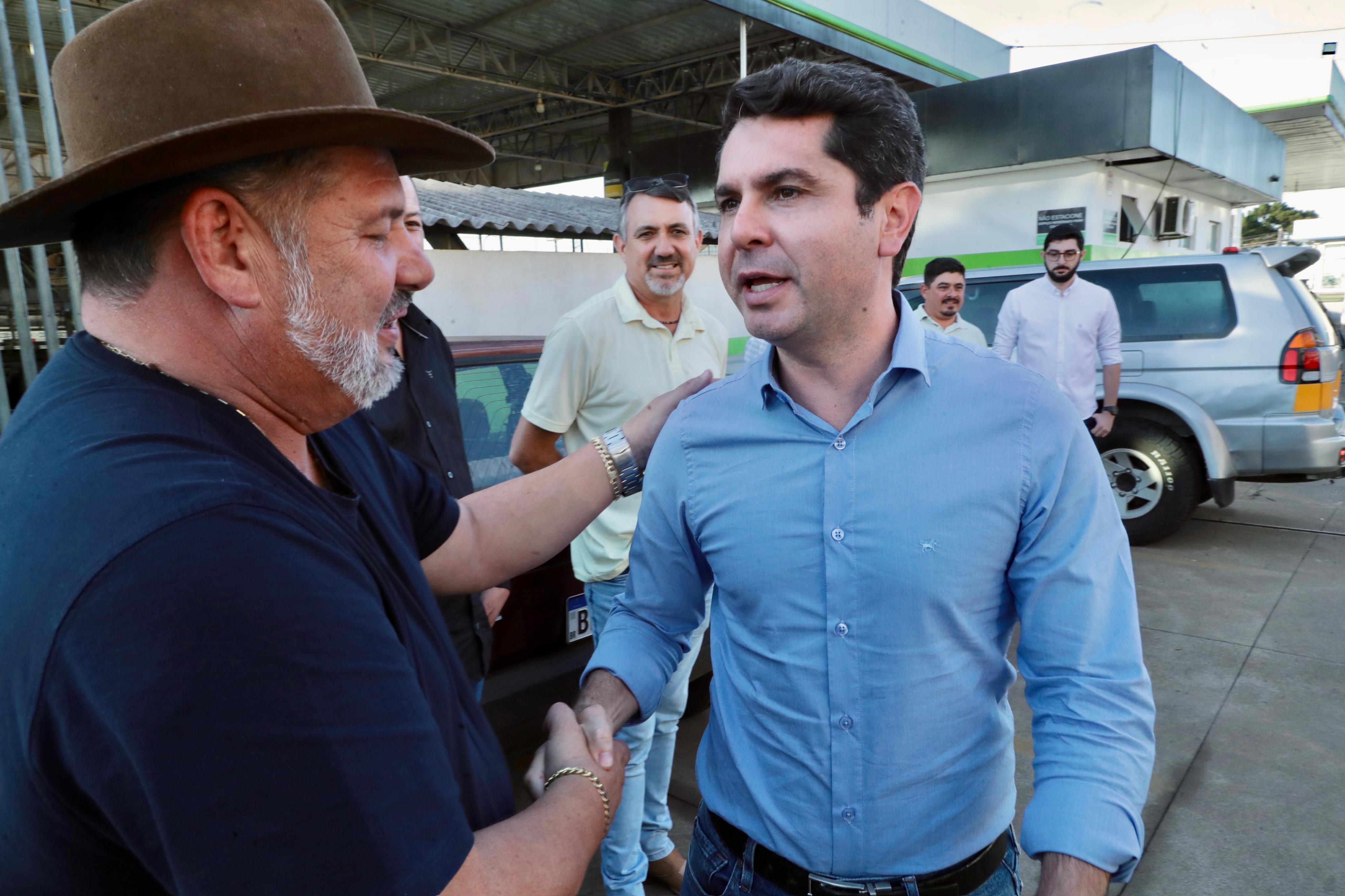 Artagão Júnior e Alexandre Curi se reúnem com prefeitos do Paraná para tratar de investimentos e eme