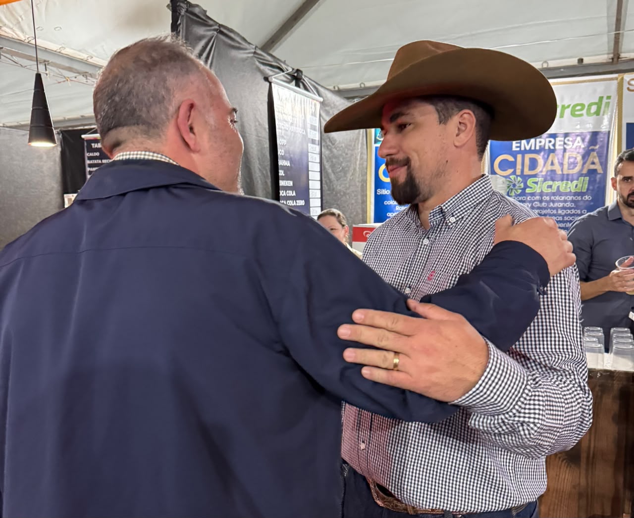 Deputado Artagão Júnior participa da EXPOJUR ao lado da prefeita Joelma e reforça investimentos