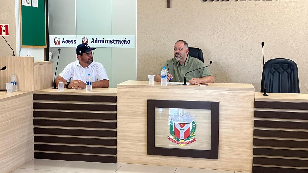 Artagão Júnior participa da entrega de veículos e máquinas e anuncia investimentos em Grandes Rios