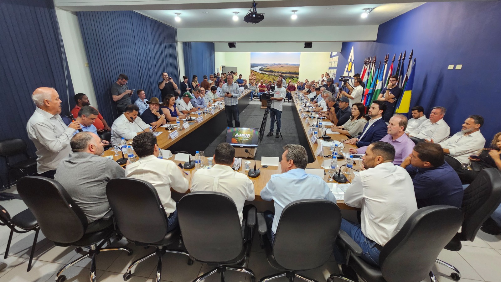 Artagão Júnior participa de reunião da Amuvi e destaca avanços no desenvolvimento rural do Vale do I