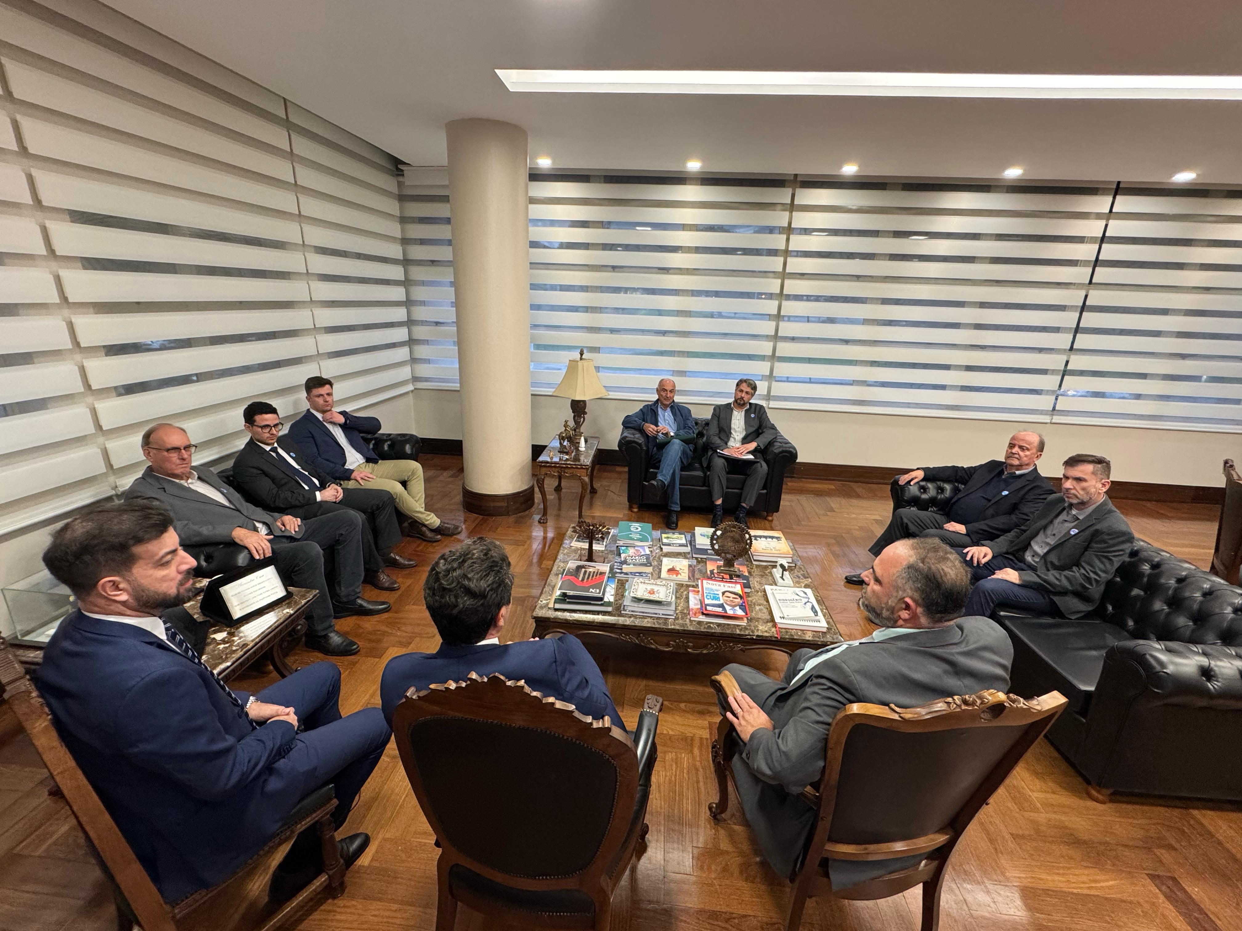 Artagão Júnior reúne-se com APRE e obtém apoio de Alexandre Curi para fortalecer setor florestal