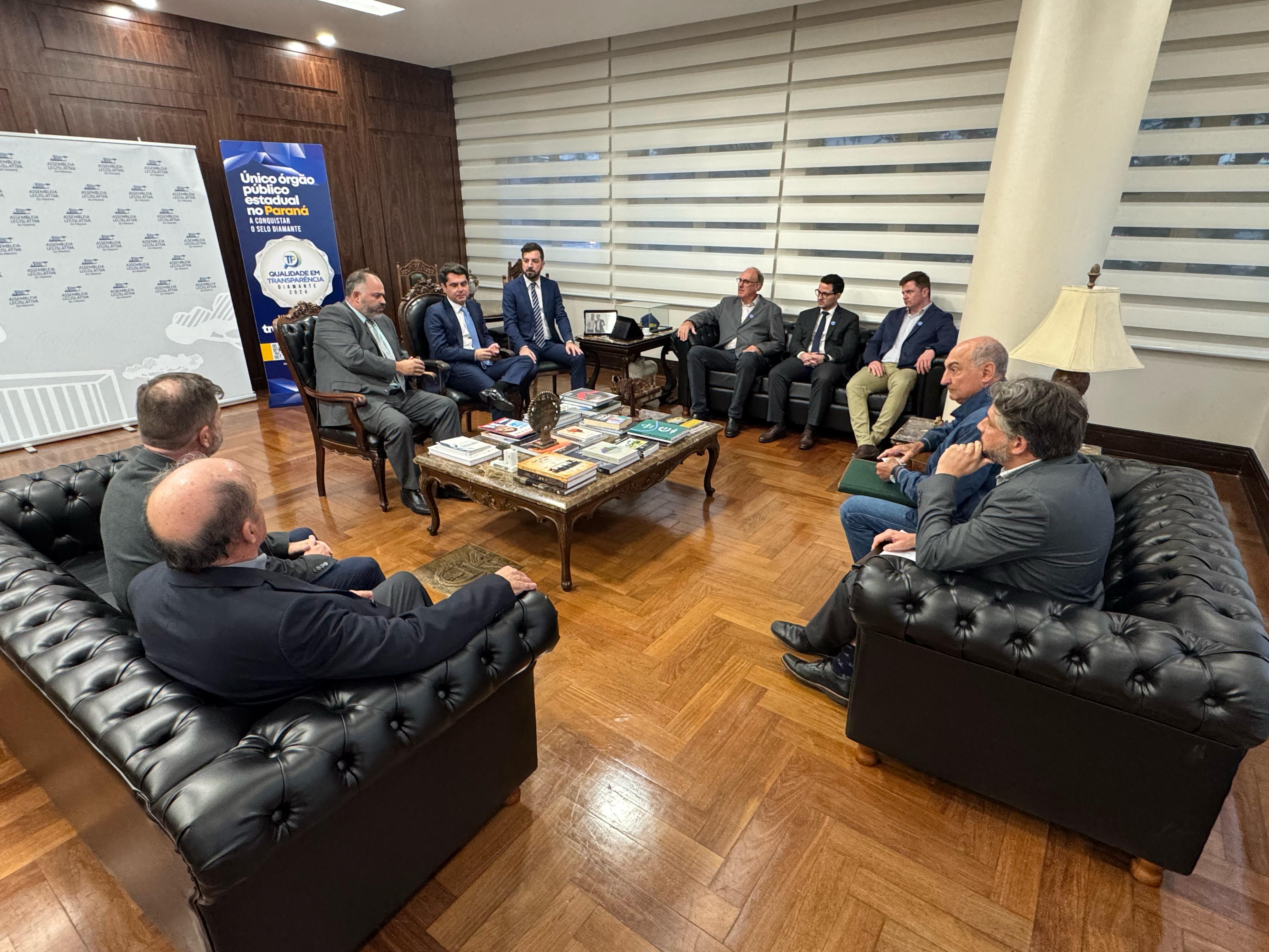 Artagão Júnior reúne-se com APRE e obtém apoio de Alexandre Curi para fortalecer setor florestal