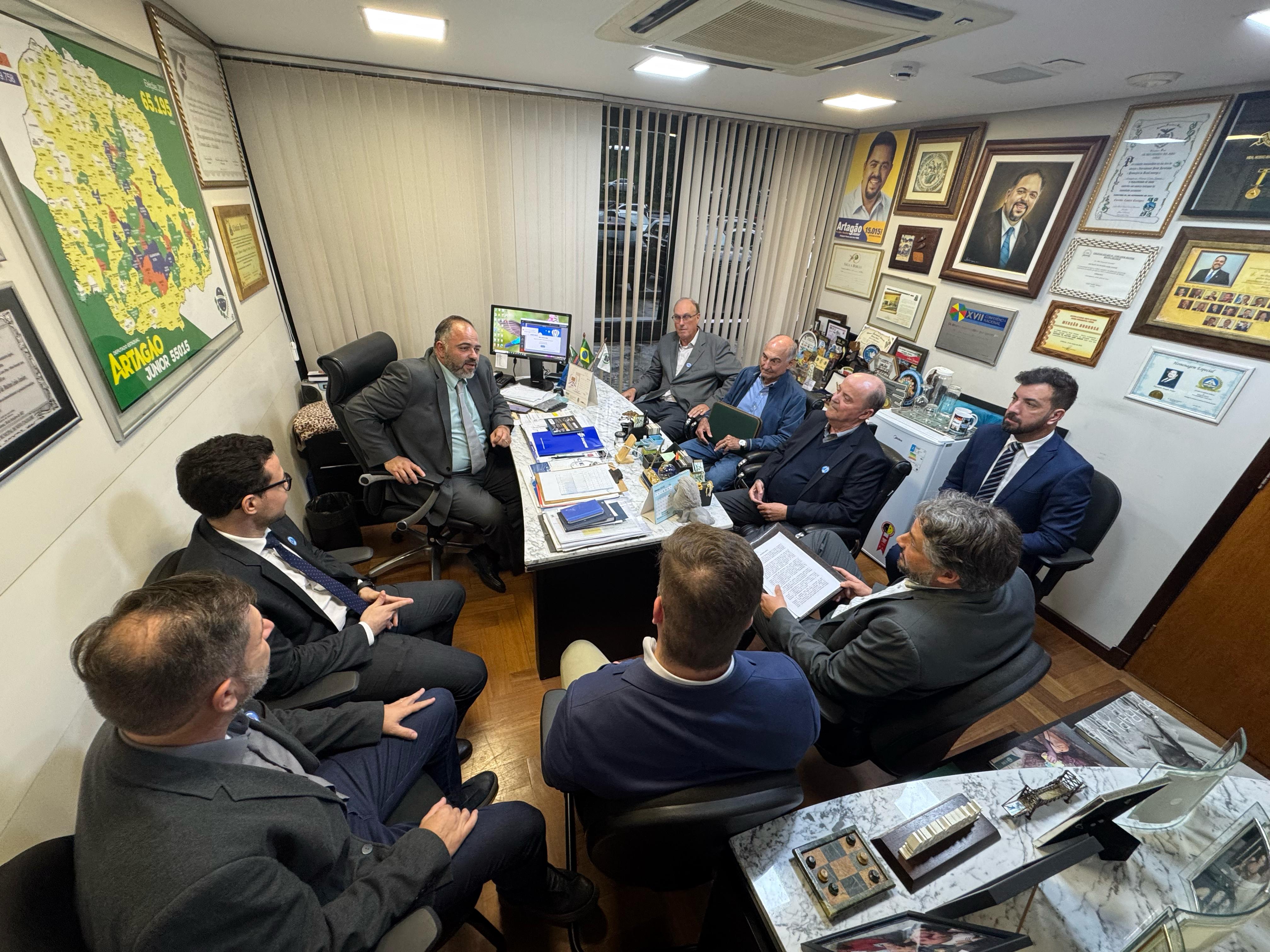 Artagão Júnior reúne-se com APRE e obtém apoio de Alexandre Curi para fortalecer setor florestal
