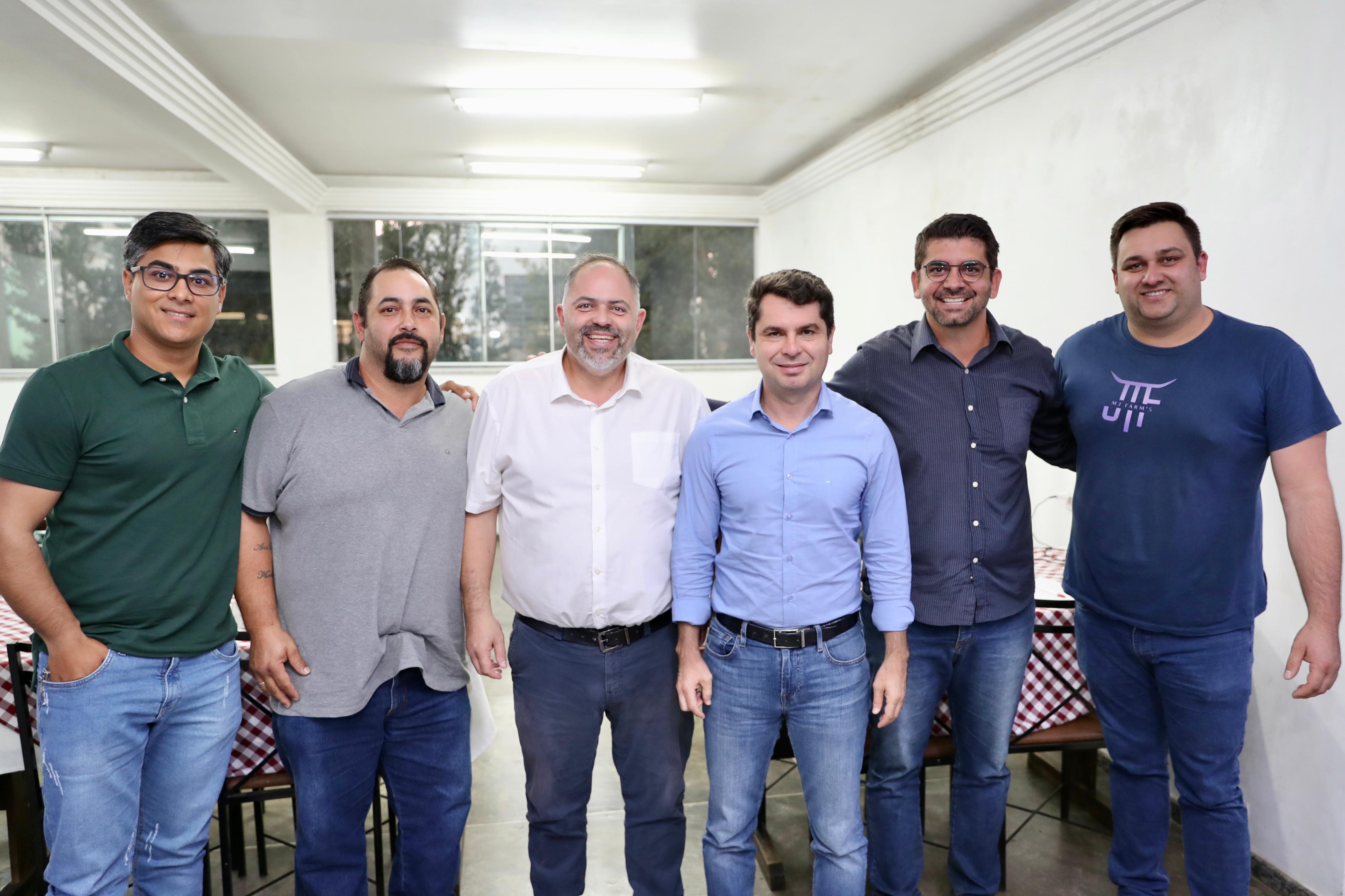 Artagão Júnior e Alexandre Curi se reúnem com prefeitos do Paraná para tratar de investimentos e eme