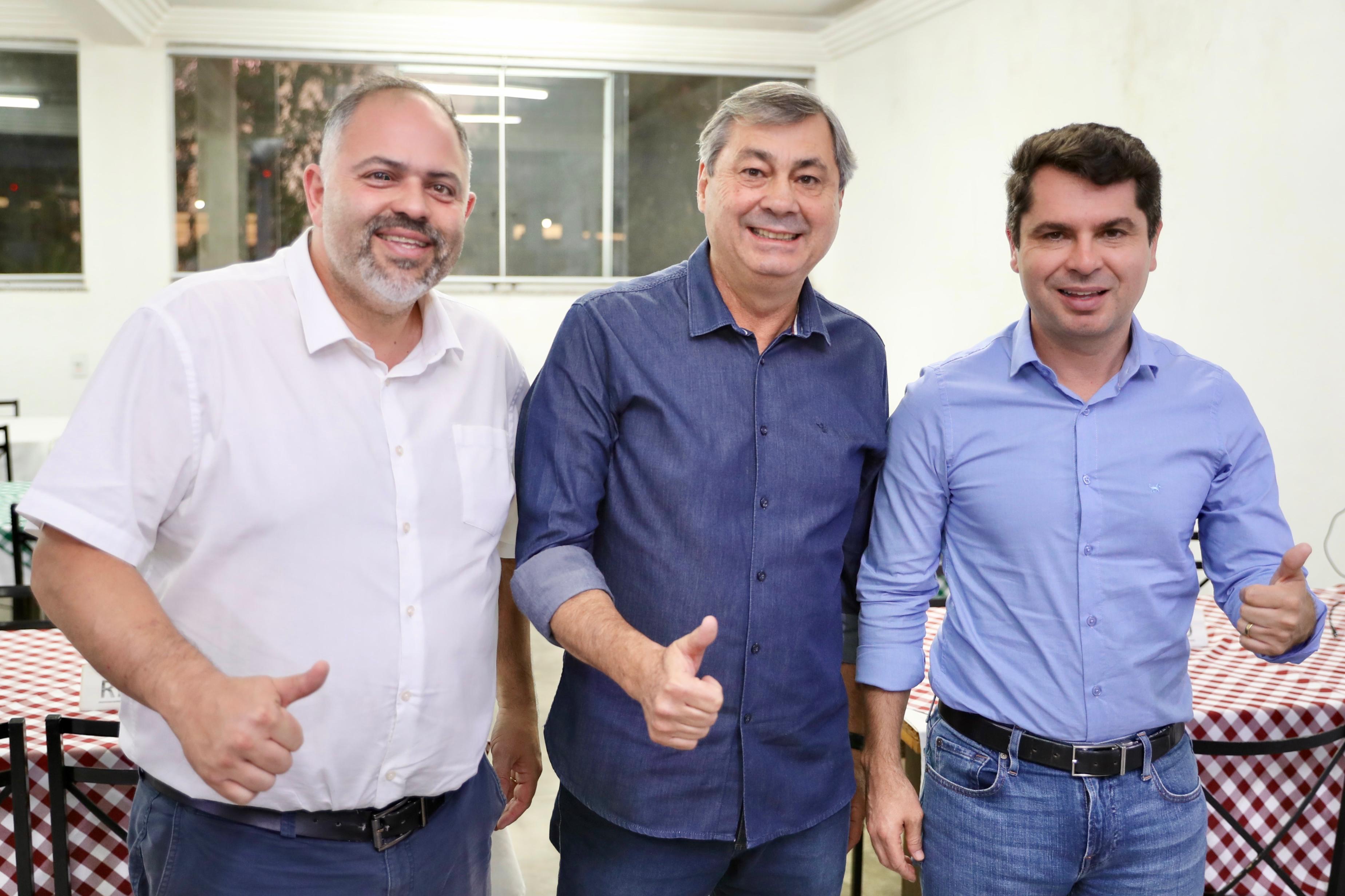 Artagão Júnior e Alexandre Curi se reúnem com prefeitos do Paraná para tratar de investimentos e eme