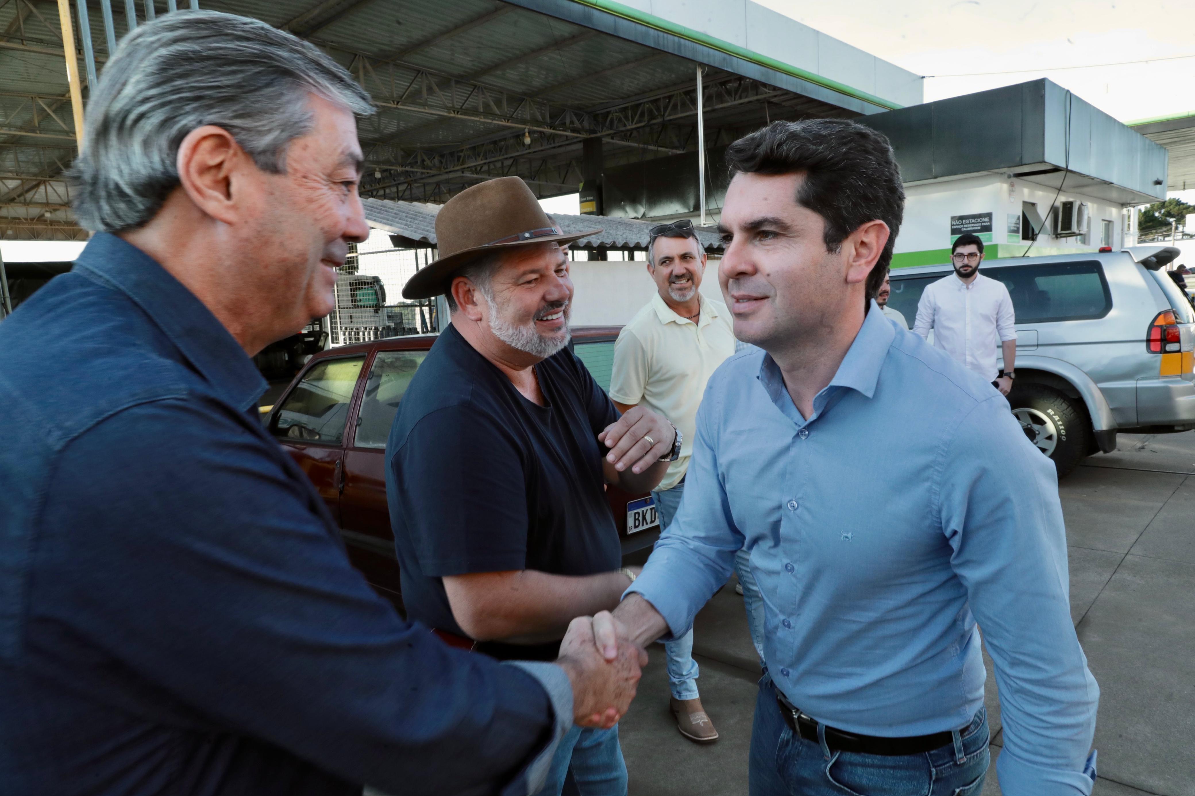 Artagão Júnior e Alexandre Curi se reúnem com prefeitos do Paraná para tratar de investimentos e eme