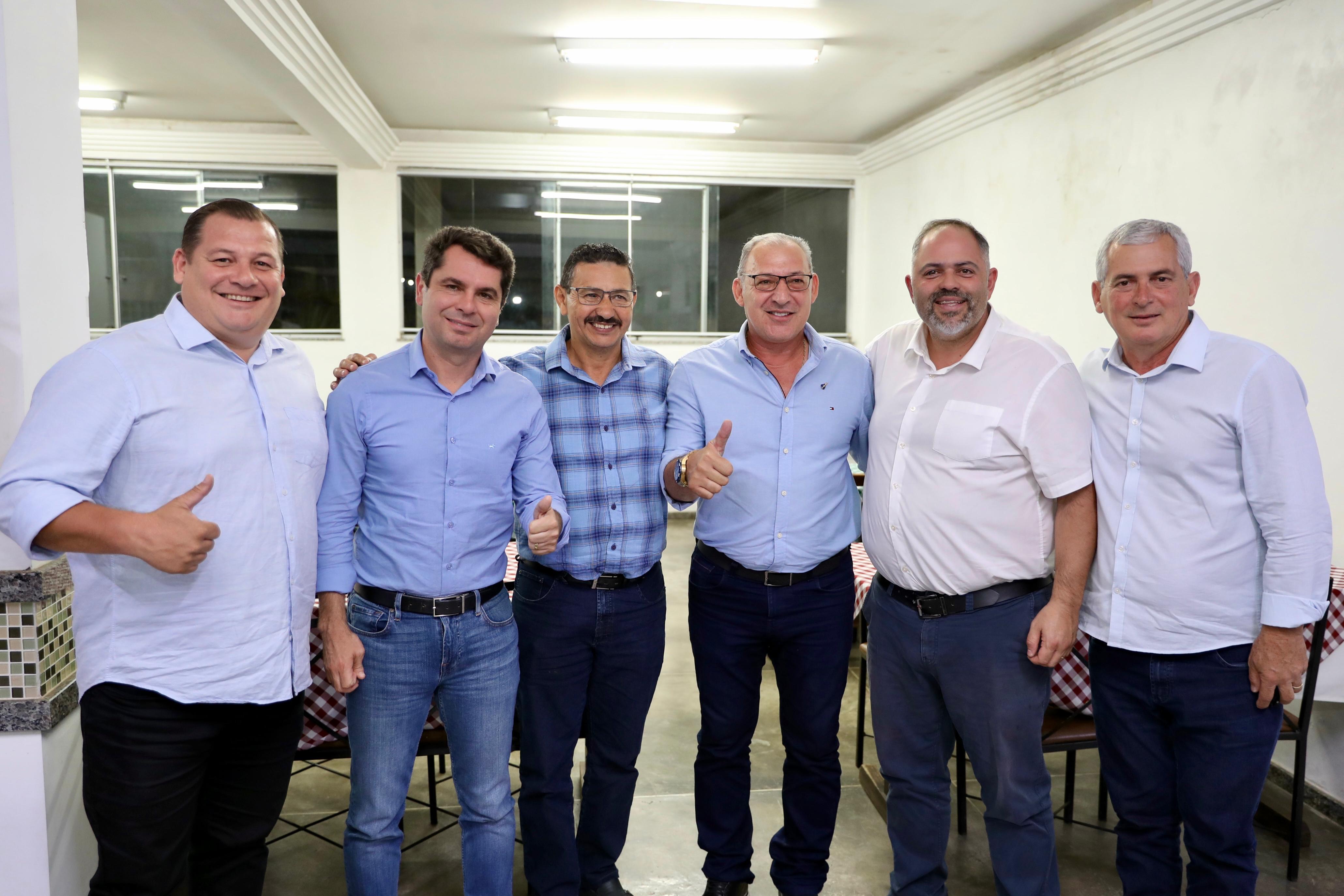Artagão Júnior e Alexandre Curi se reúnem com prefeitos do Paraná para tratar de investimentos e eme