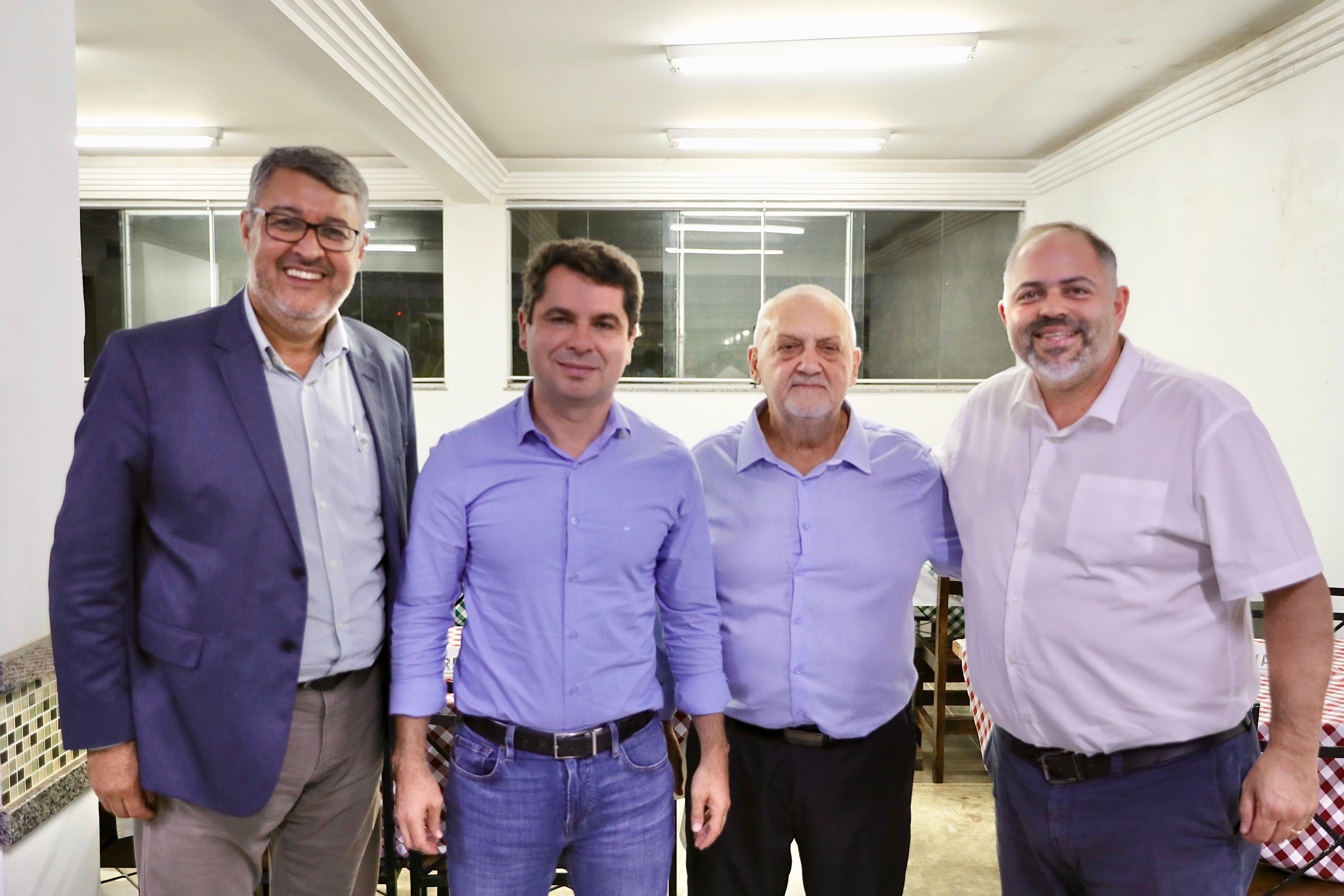Artagão Júnior e Alexandre Curi se reúnem com prefeitos do Paraná para tratar de investimentos e eme