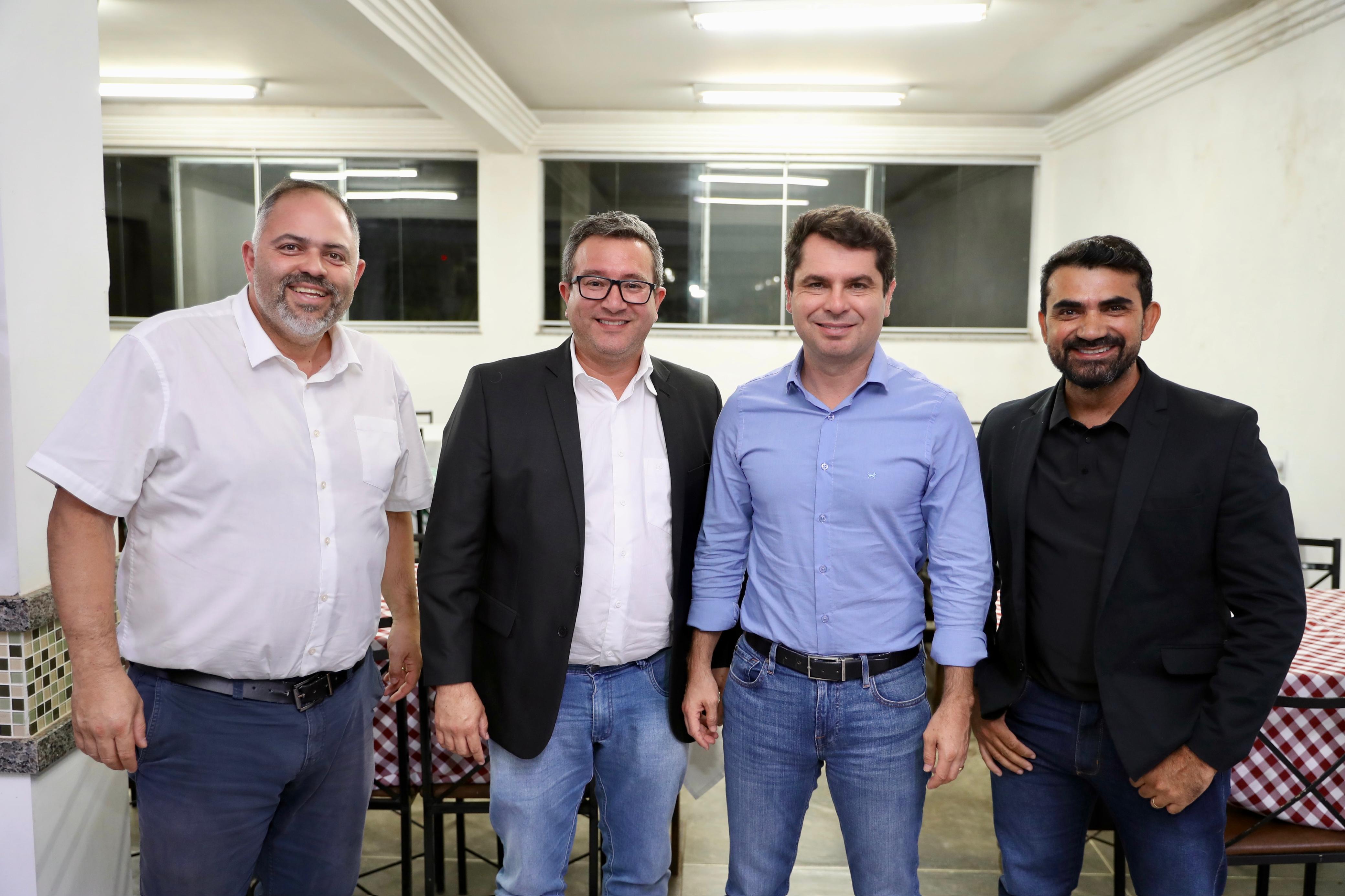 Artagão Júnior e Alexandre Curi se reúnem com prefeitos do Paraná para tratar de investimentos e eme