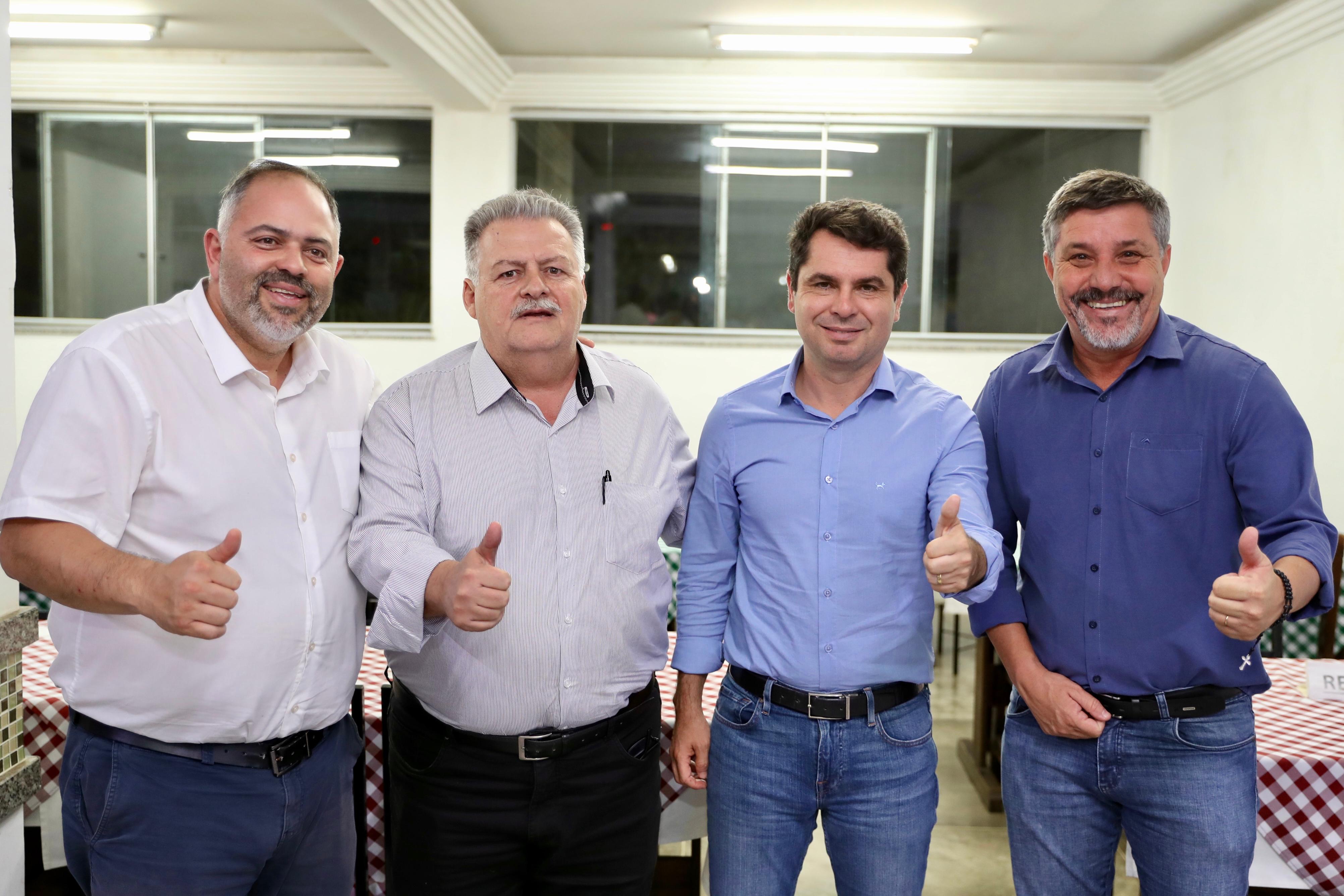 Artagão Júnior e Alexandre Curi se reúnem com prefeitos do Paraná para tratar de investimentos e eme